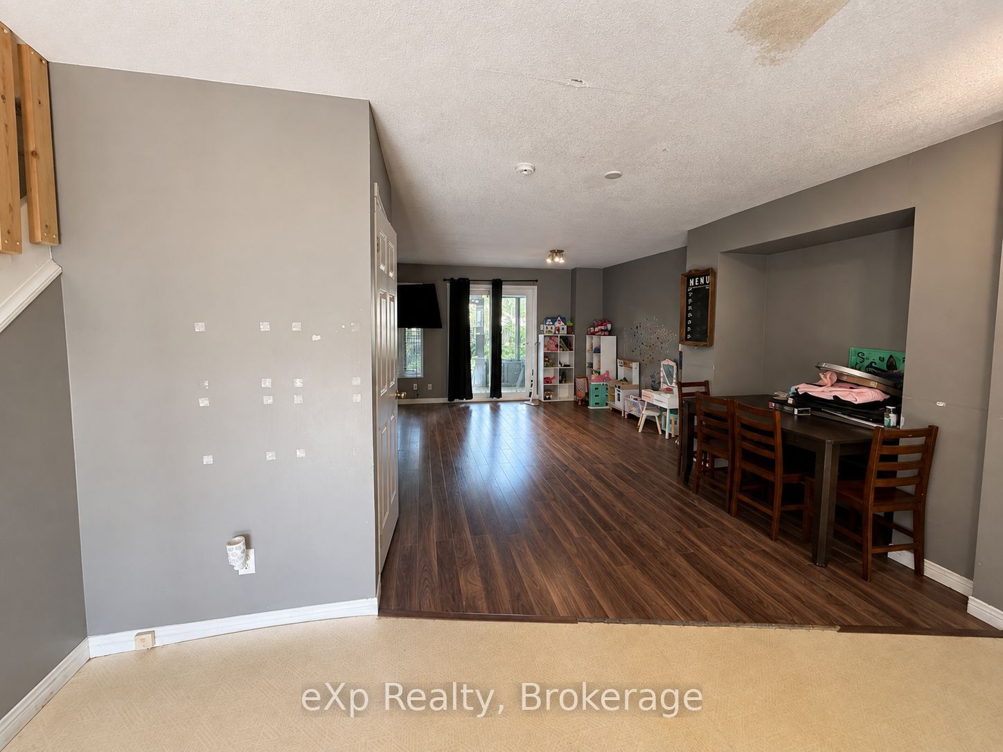 560 John Street S Property Photo 7