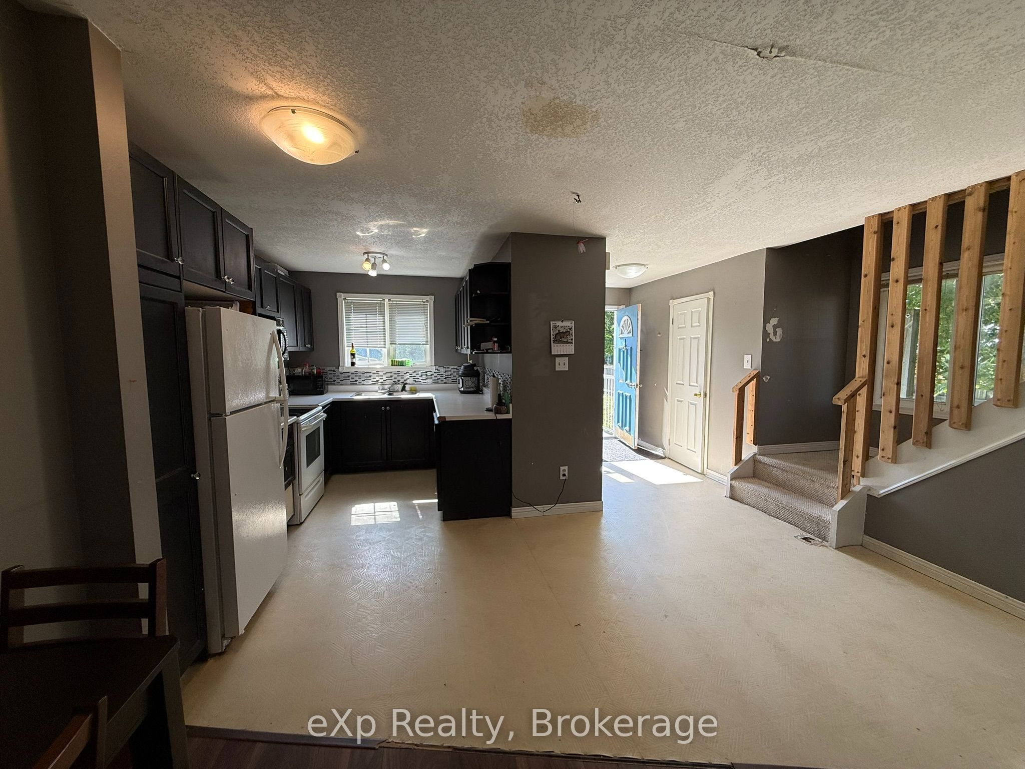 560 John Street S Property Photo 8