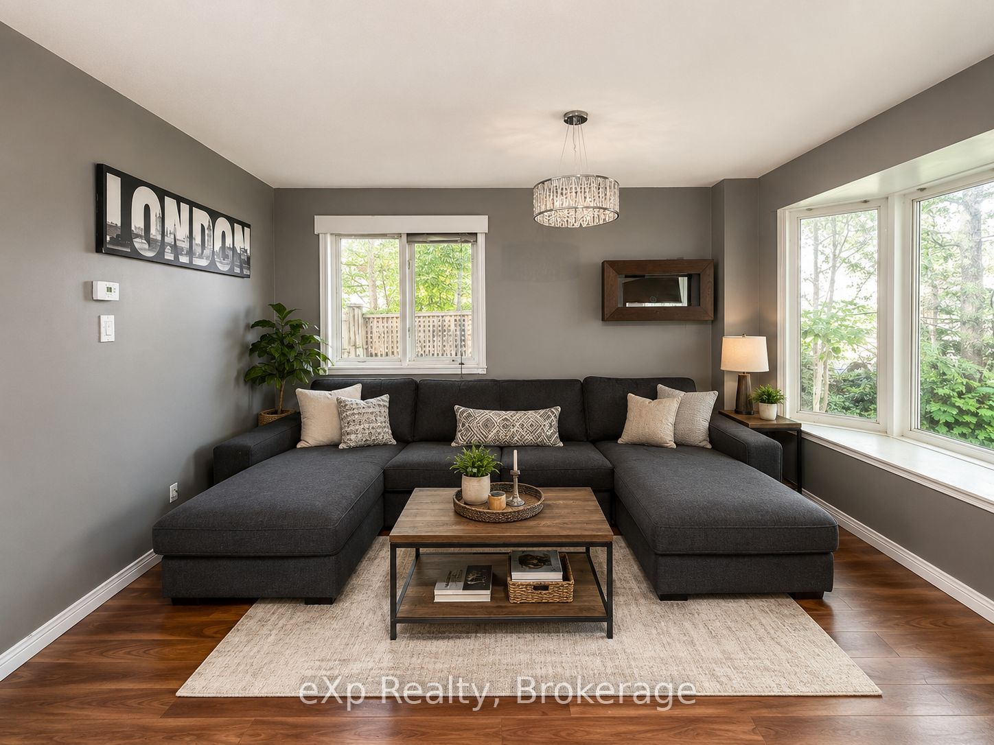 560 John Street S Property Photo 10
