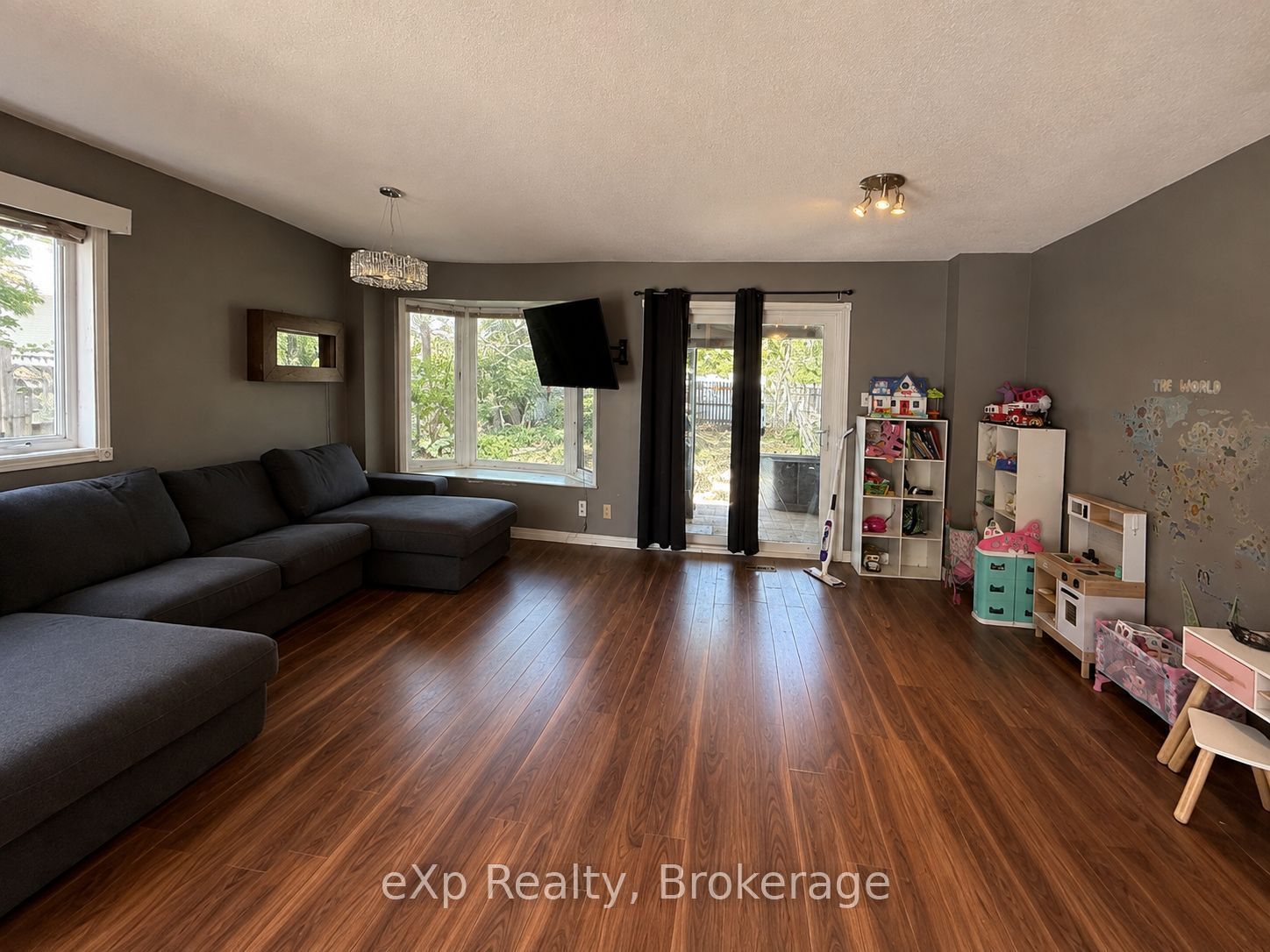 560 John Street S Property Photo 11