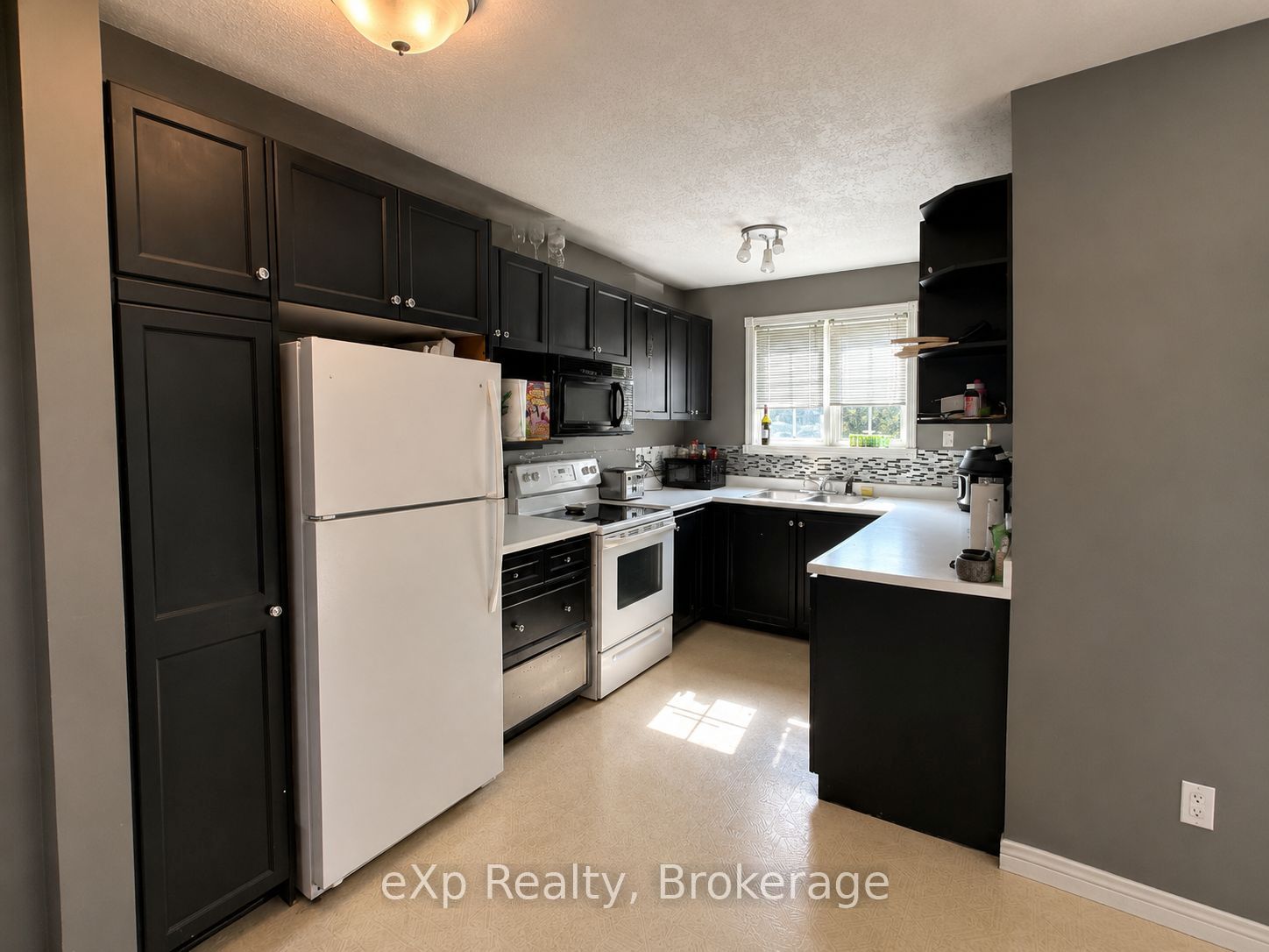 560 John Street S Property Photo 12