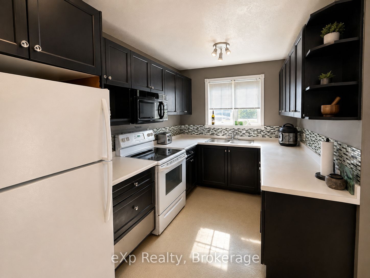560 John Street S Property Photo 13