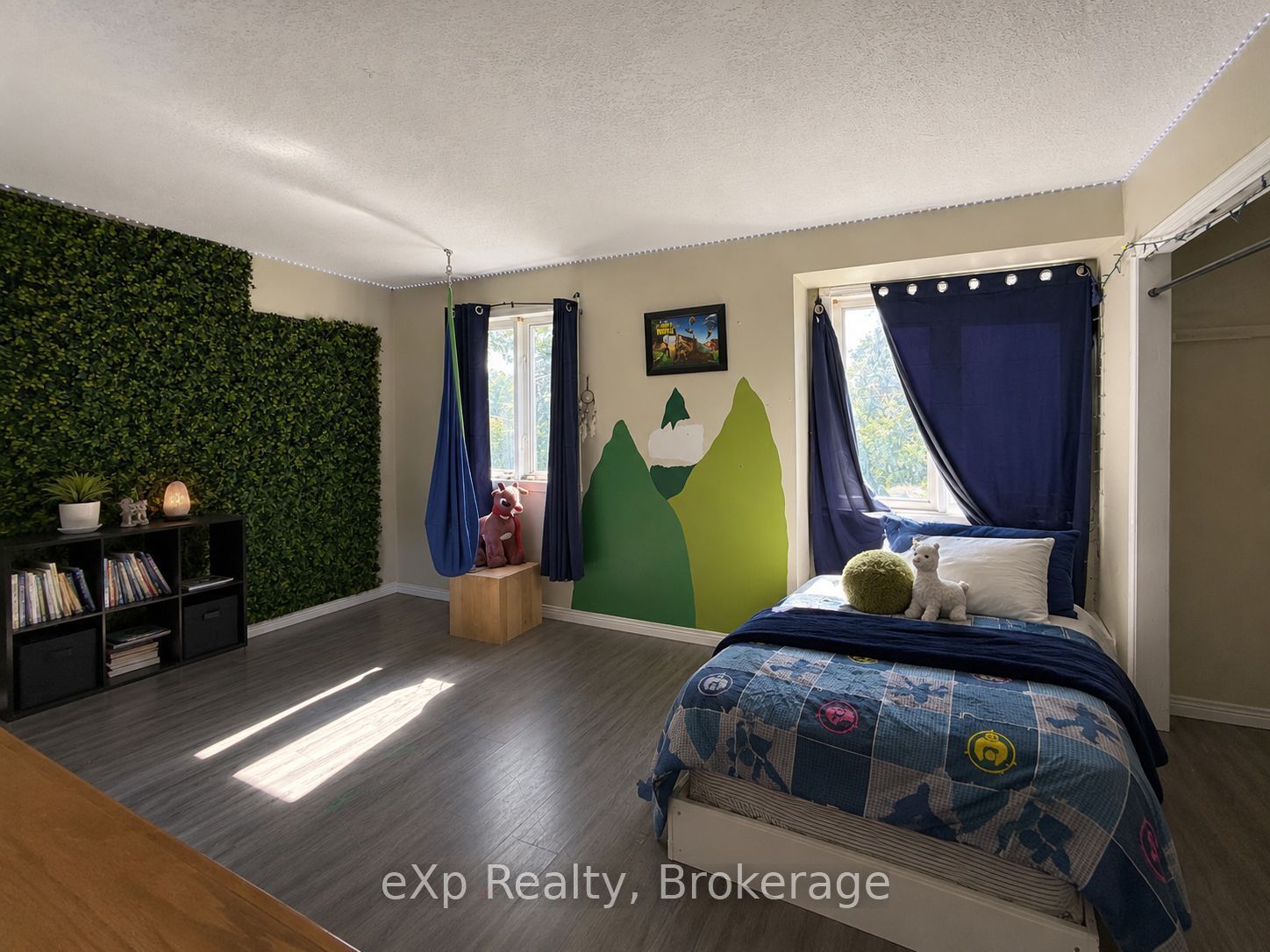 560 John Street S Property Photo 16