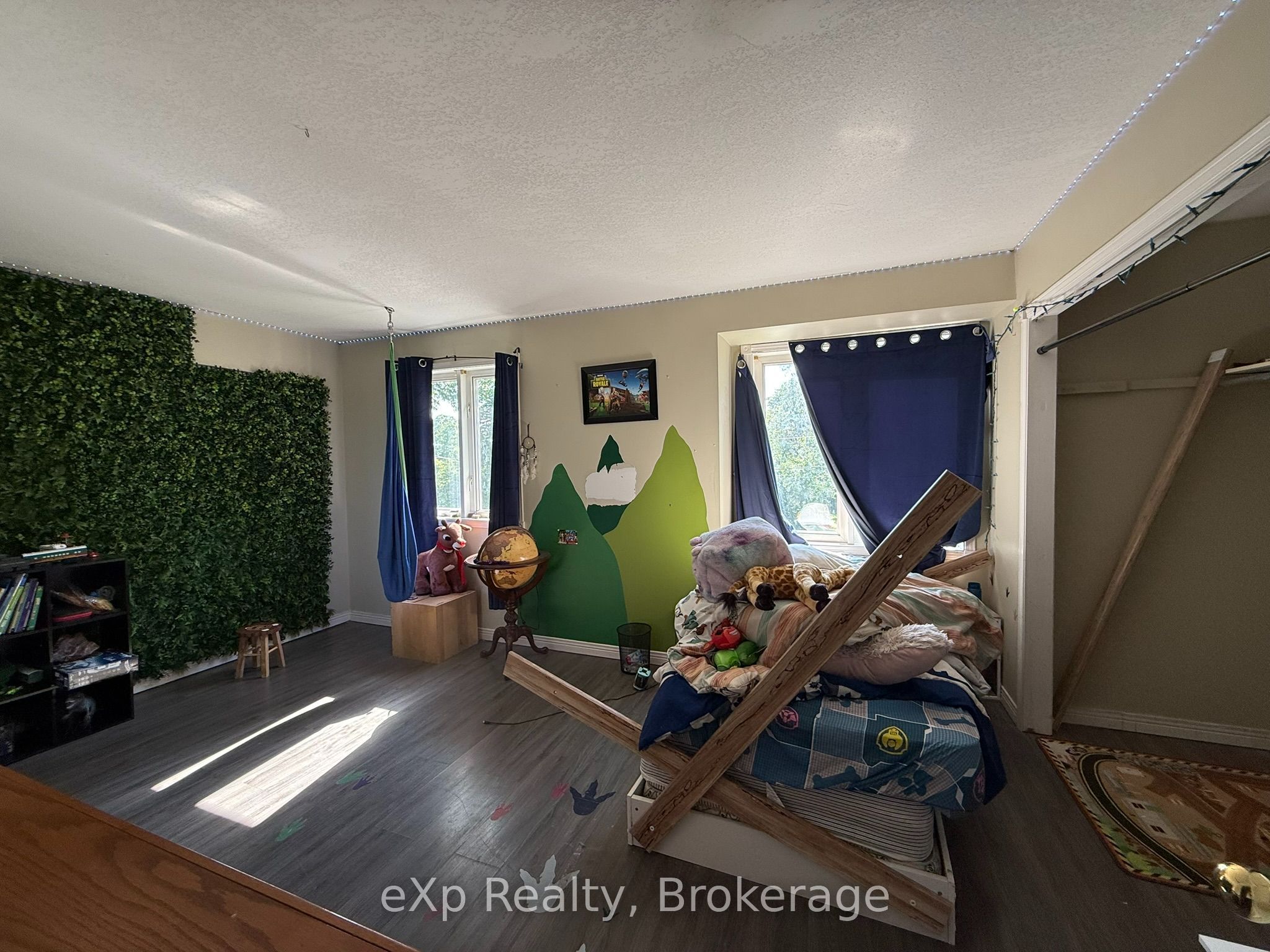 560 John Street S Property Photo 18