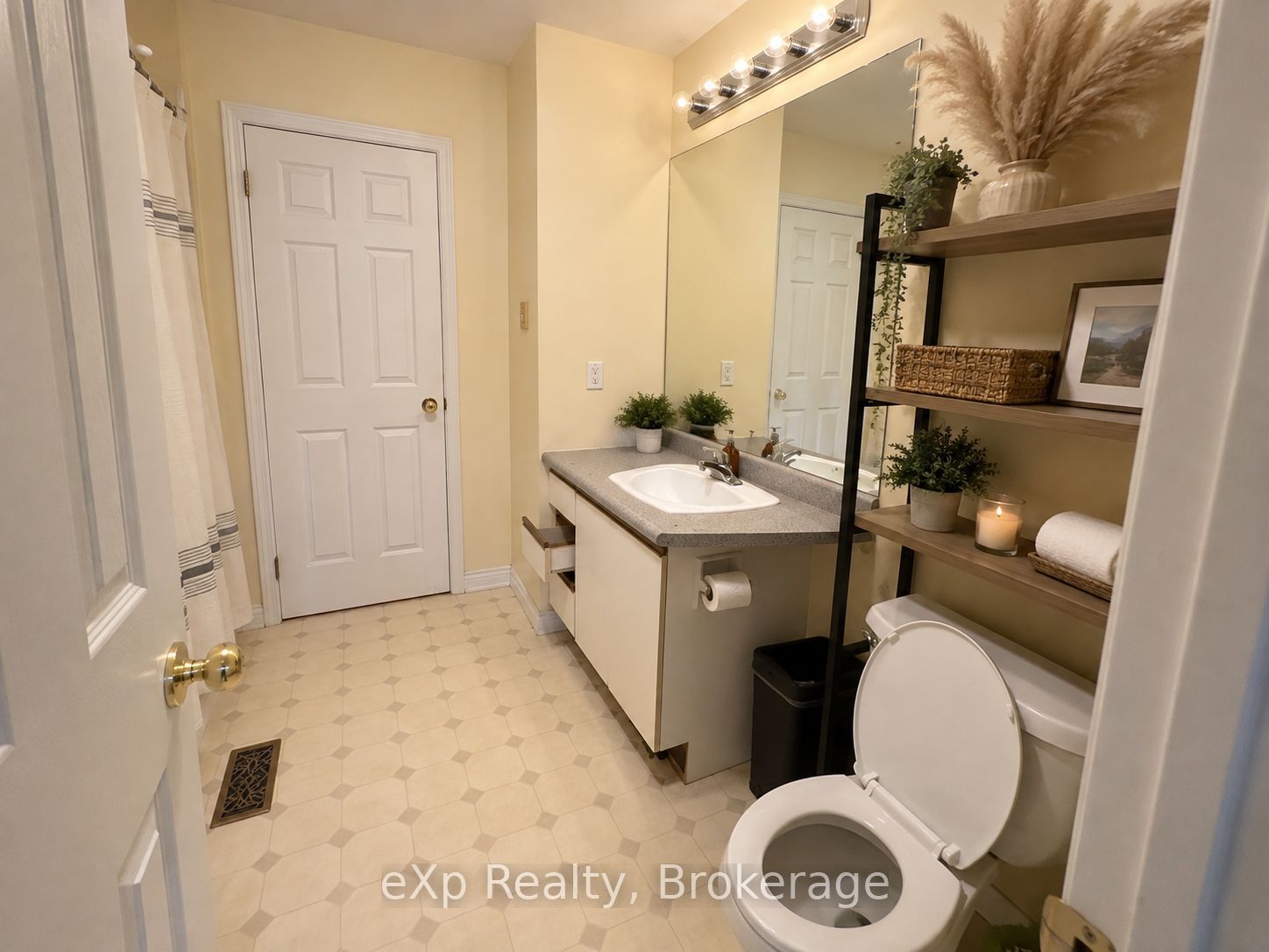 560 John Street S Property Photo 23