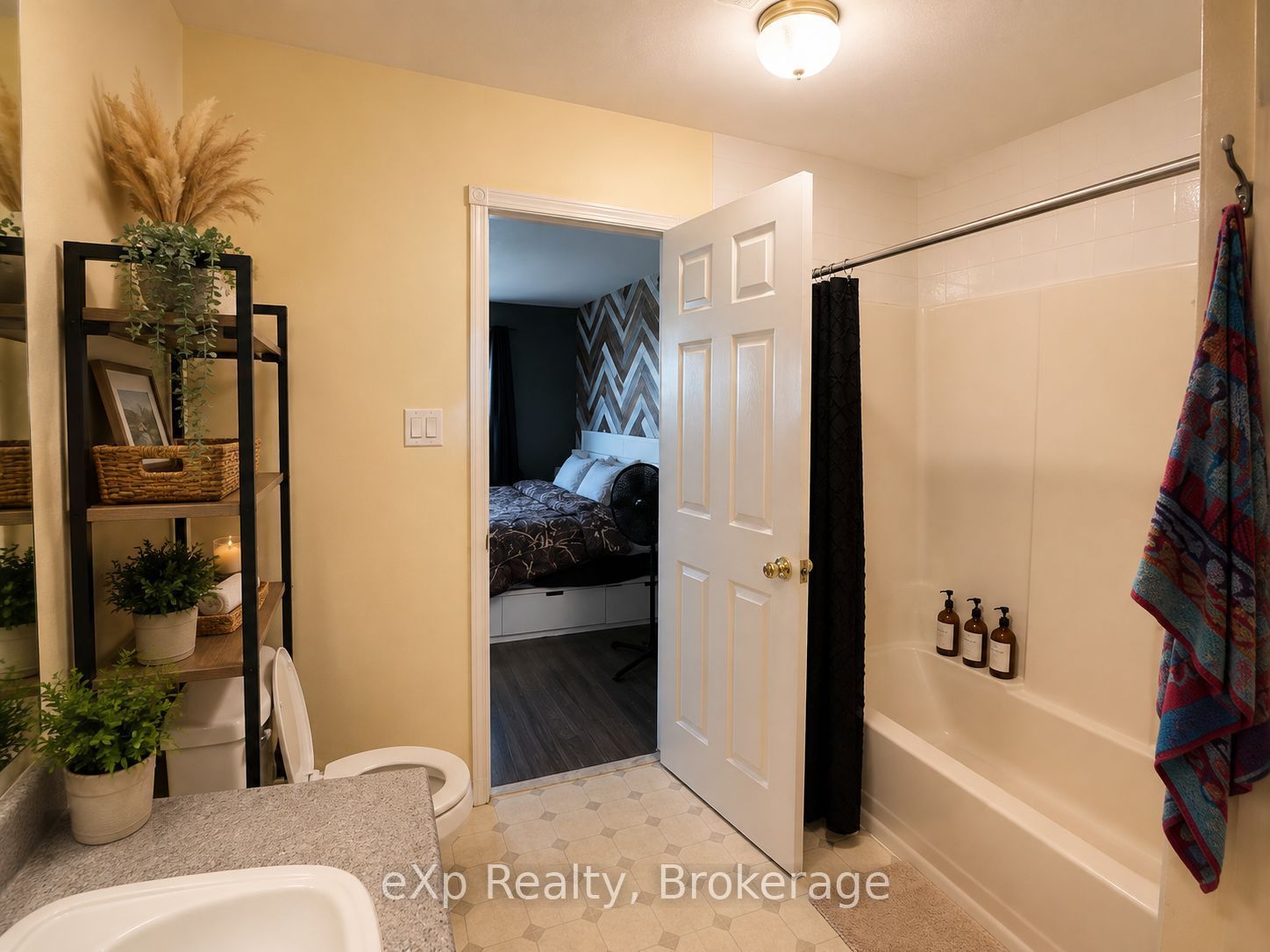 560 John Street S Property Photo 24