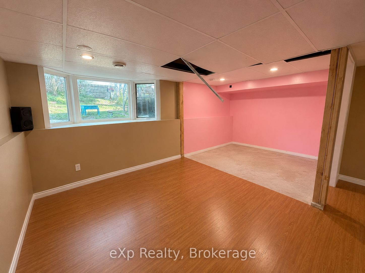 560 John Street S Property Photo 26