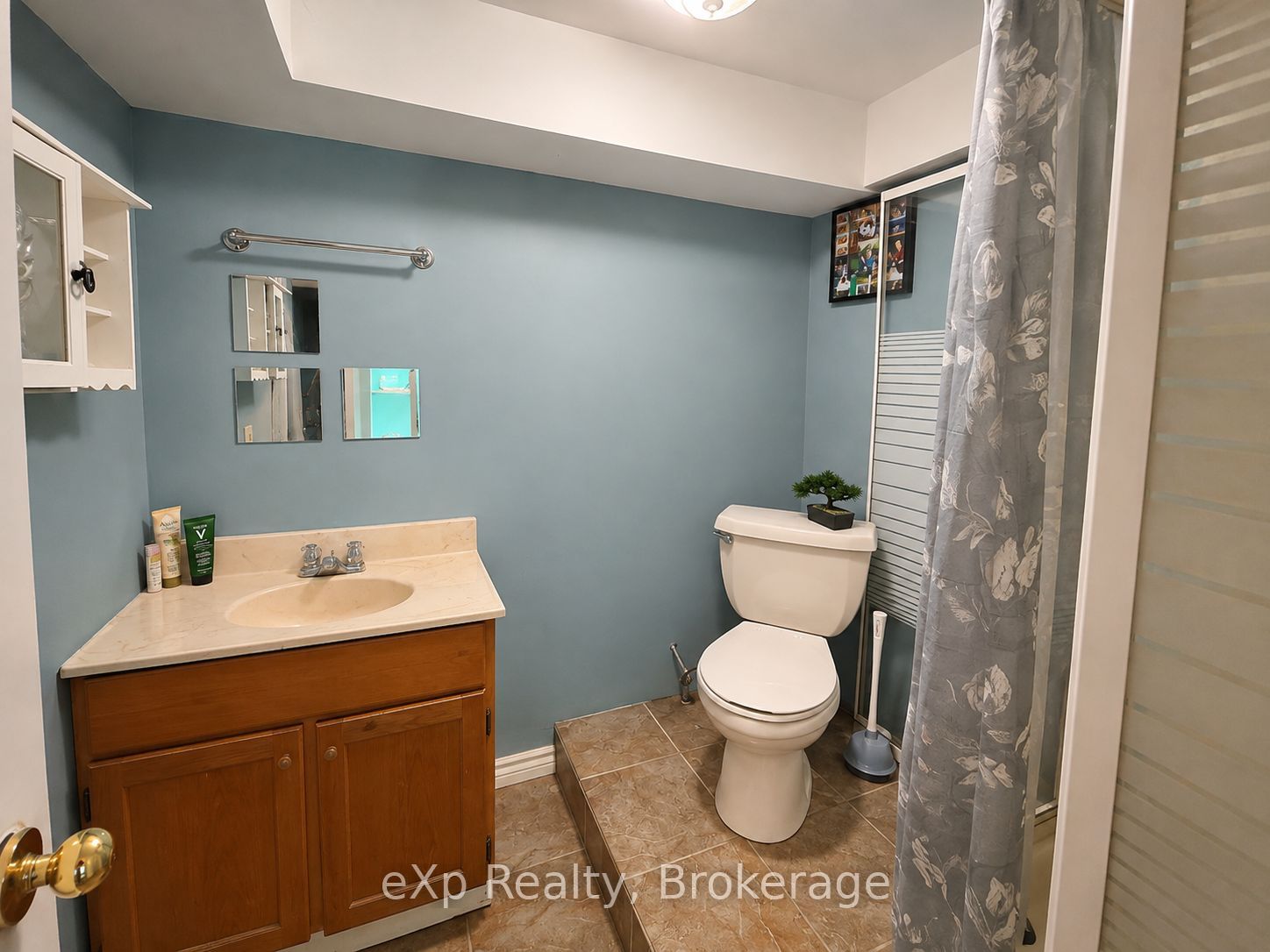 560 John Street S Property Photo 28