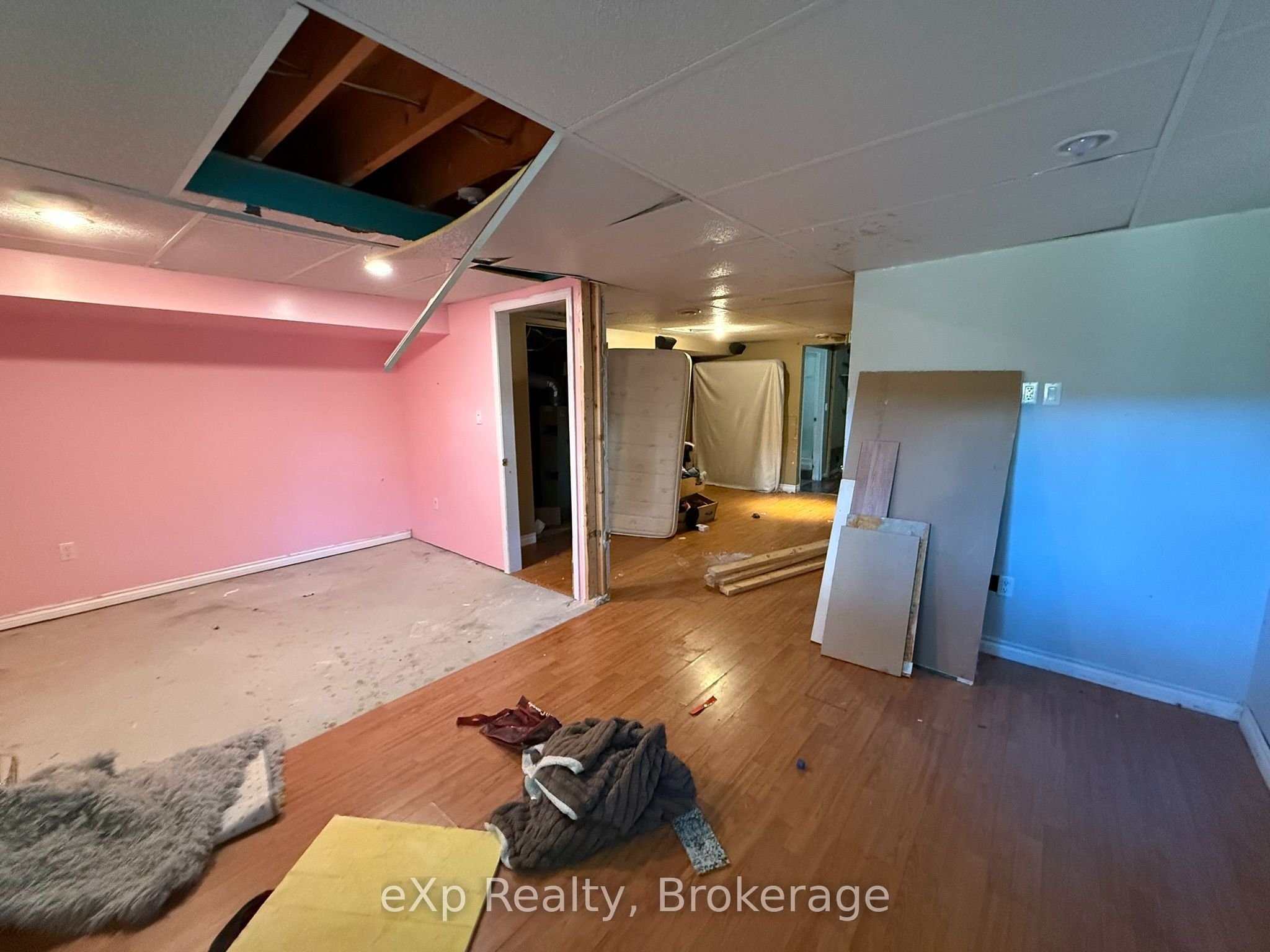 560 John Street S Property Photo 32