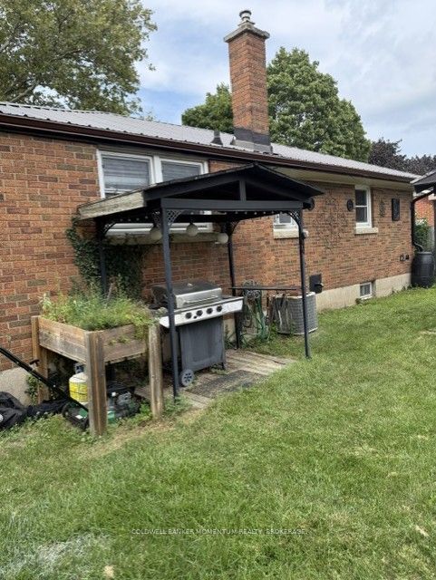 560 Carlton Street E Property Photo 4