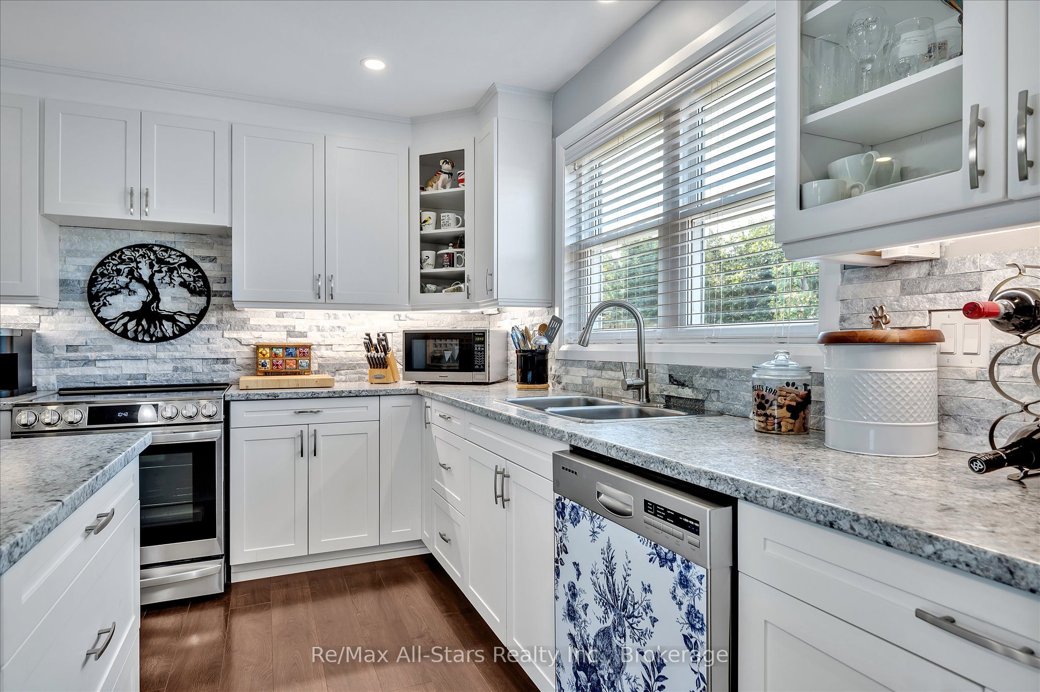 299 Barry Road Property Photo 11