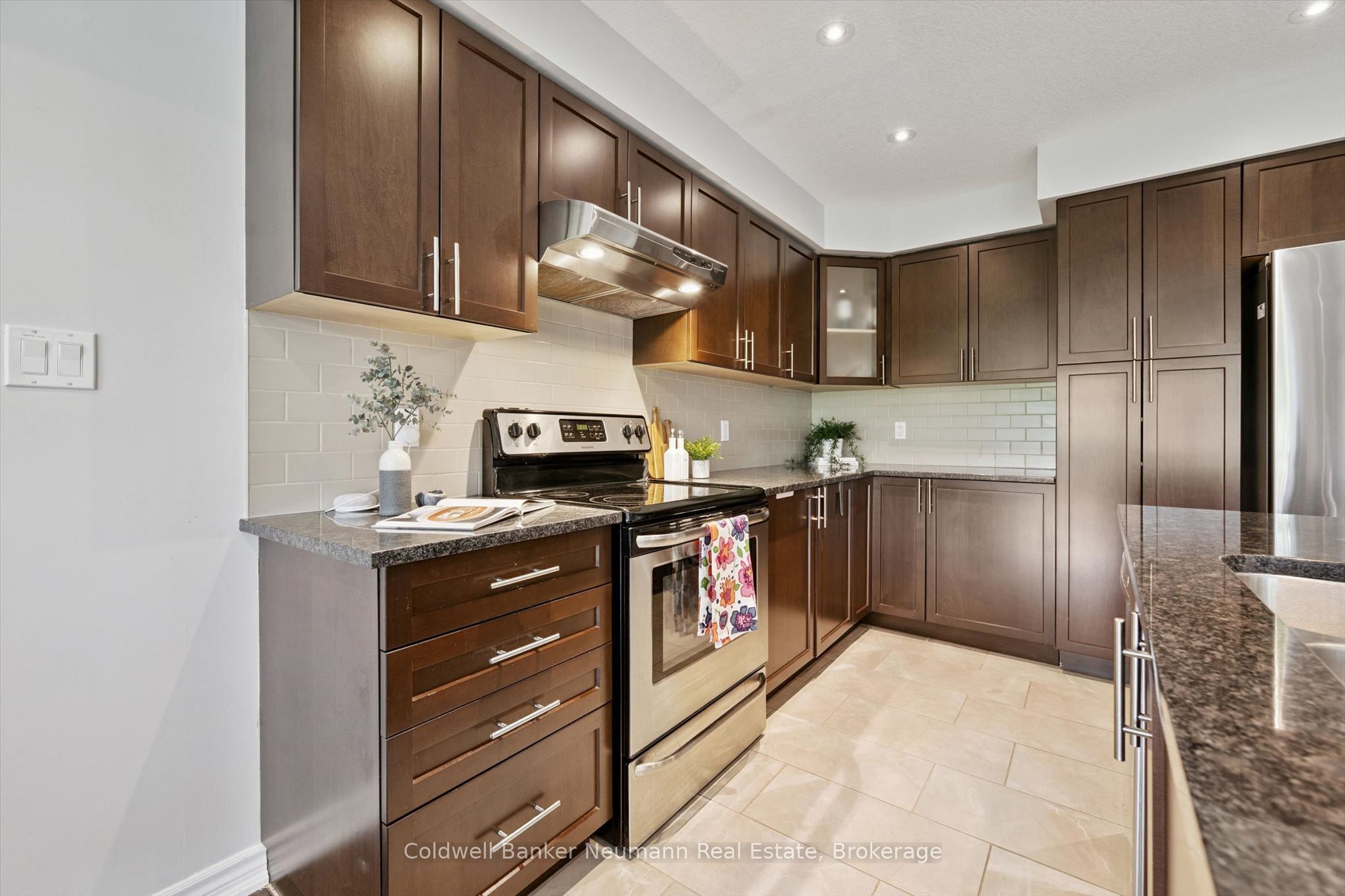 91 Poppy Drive E 3 Property Photo 6
