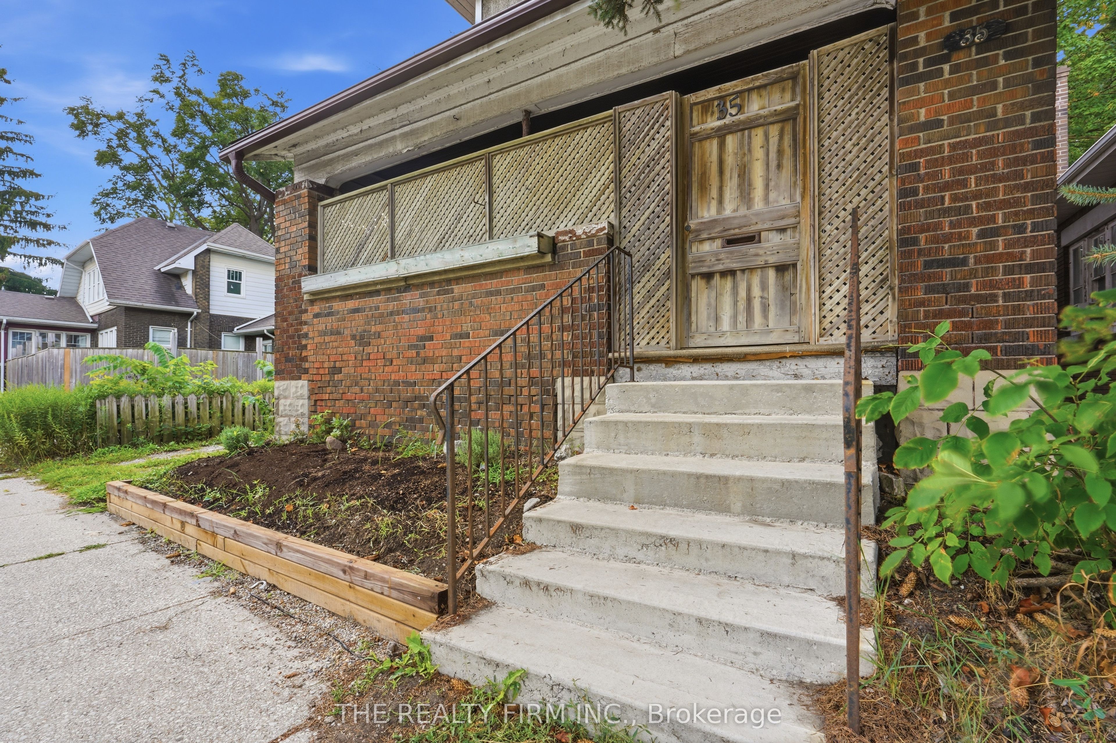 35 Wharncliffe Road S Property Photo 3