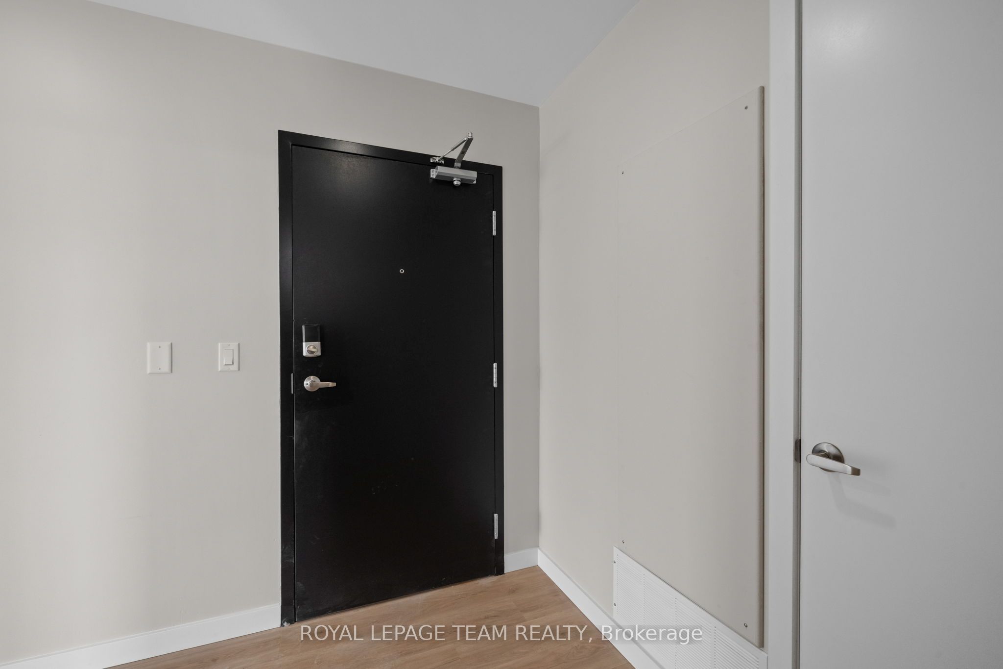 370 Athlone Avenue 303 Property Photo 3