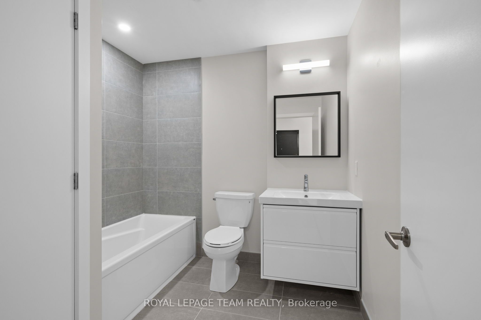 370 Athlone Avenue 303 Property Photo 4