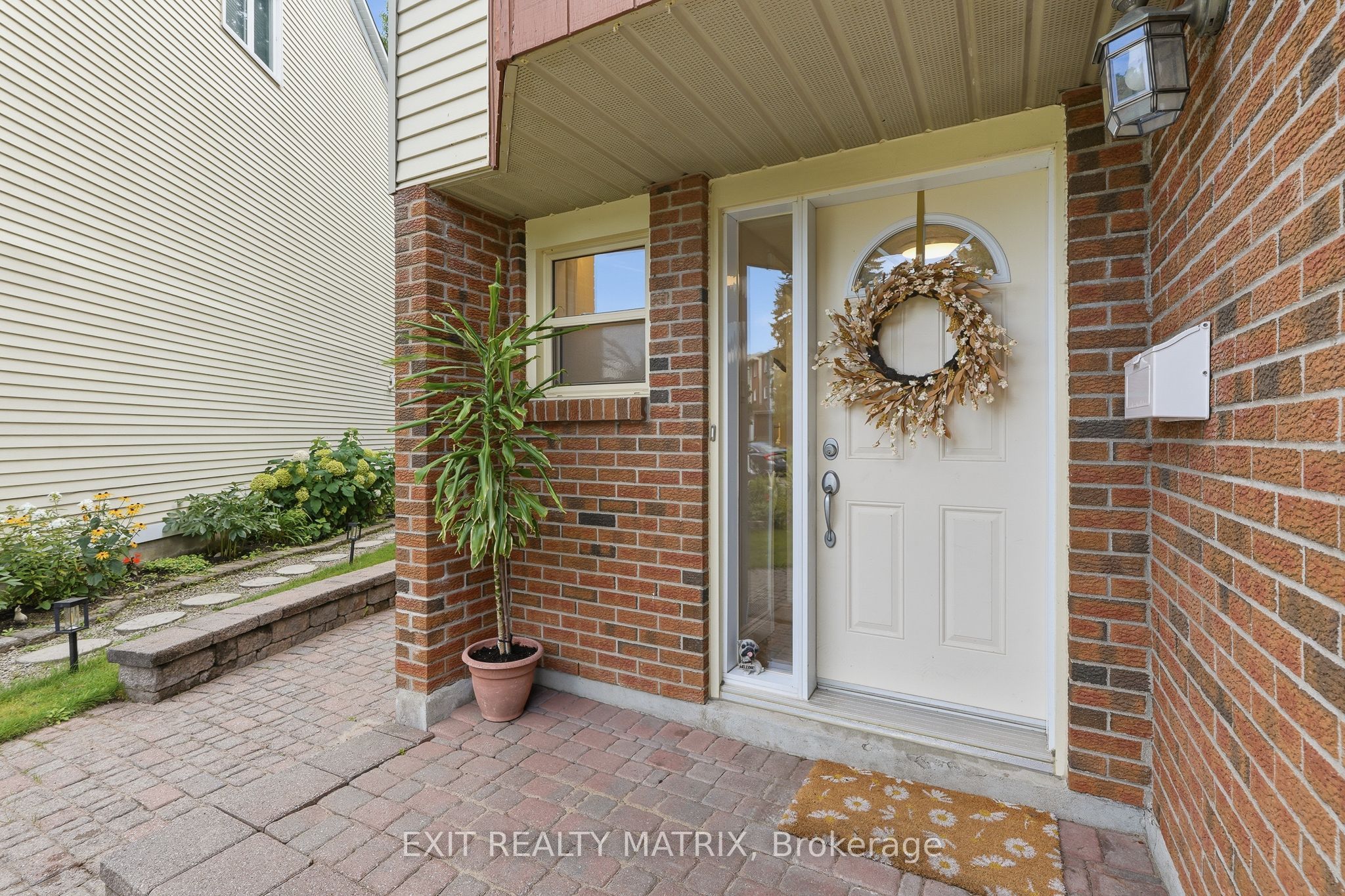 270 Fernleaf Crescent Property Photo 2