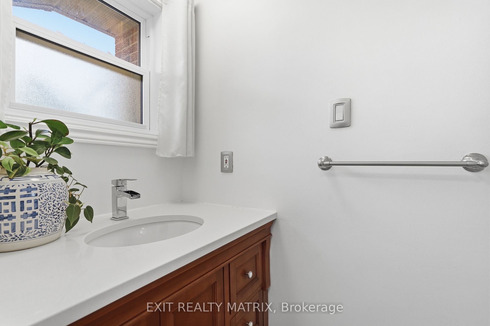 270 Fernleaf Crescent Property Photo 4