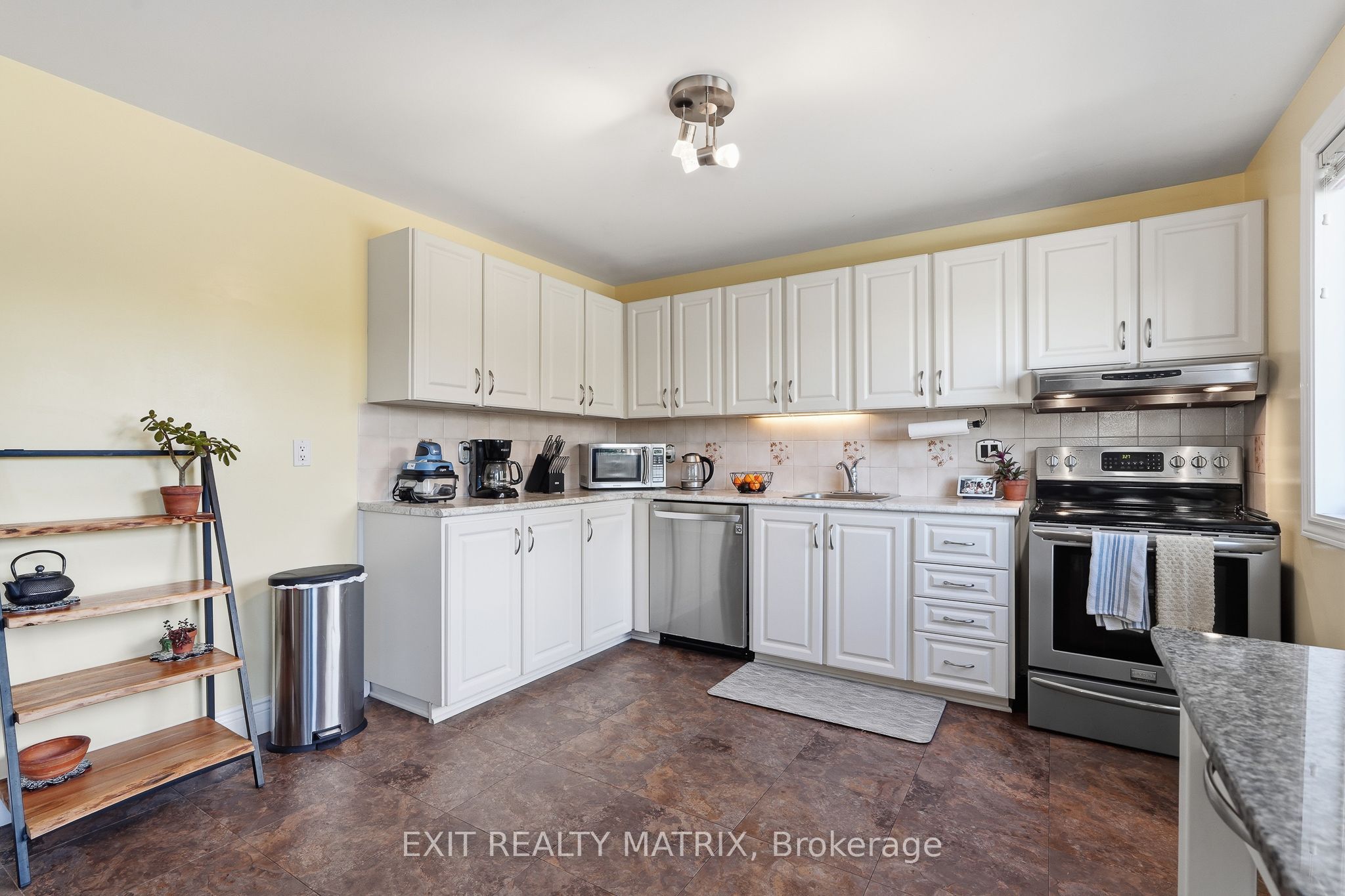 270 Fernleaf Crescent Property Photo 14
