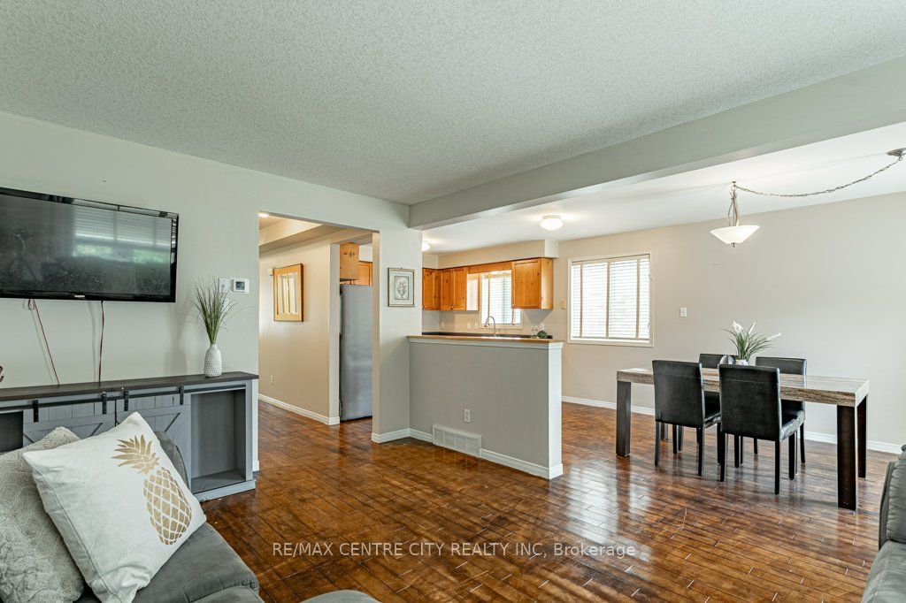 320 Rossmore Court Property Photo 8