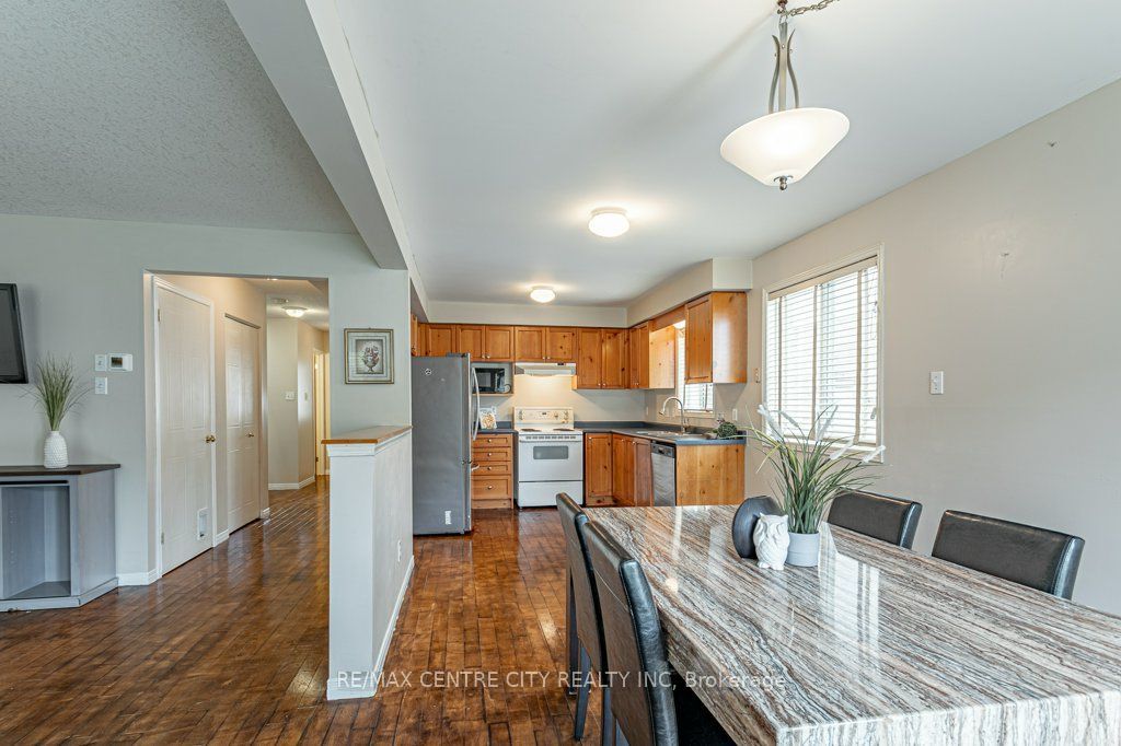320 Rossmore Court Property Photo 9