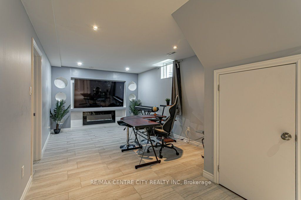320 Rossmore Court Property Photo 13