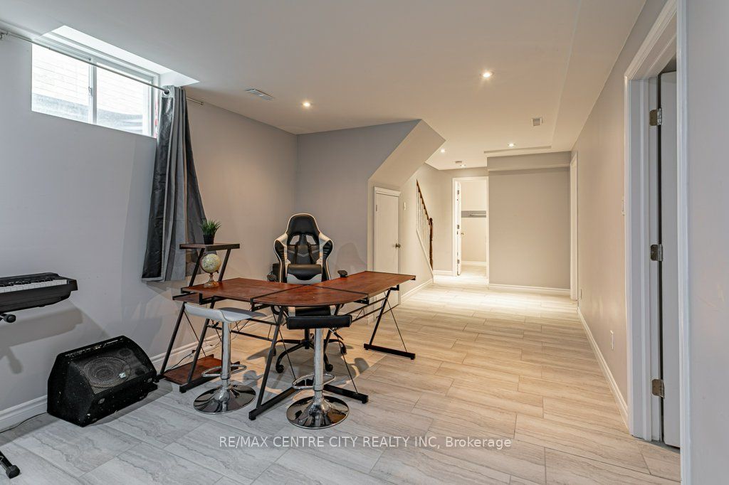 320 Rossmore Court Property Photo 14