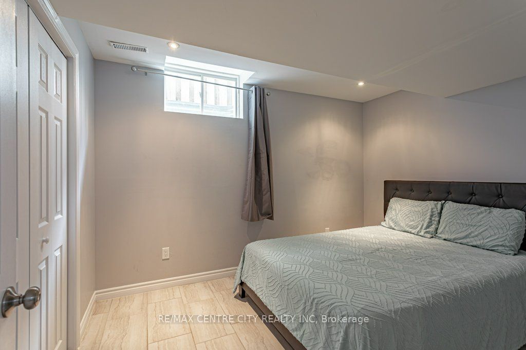 320 Rossmore Court Property Photo 15