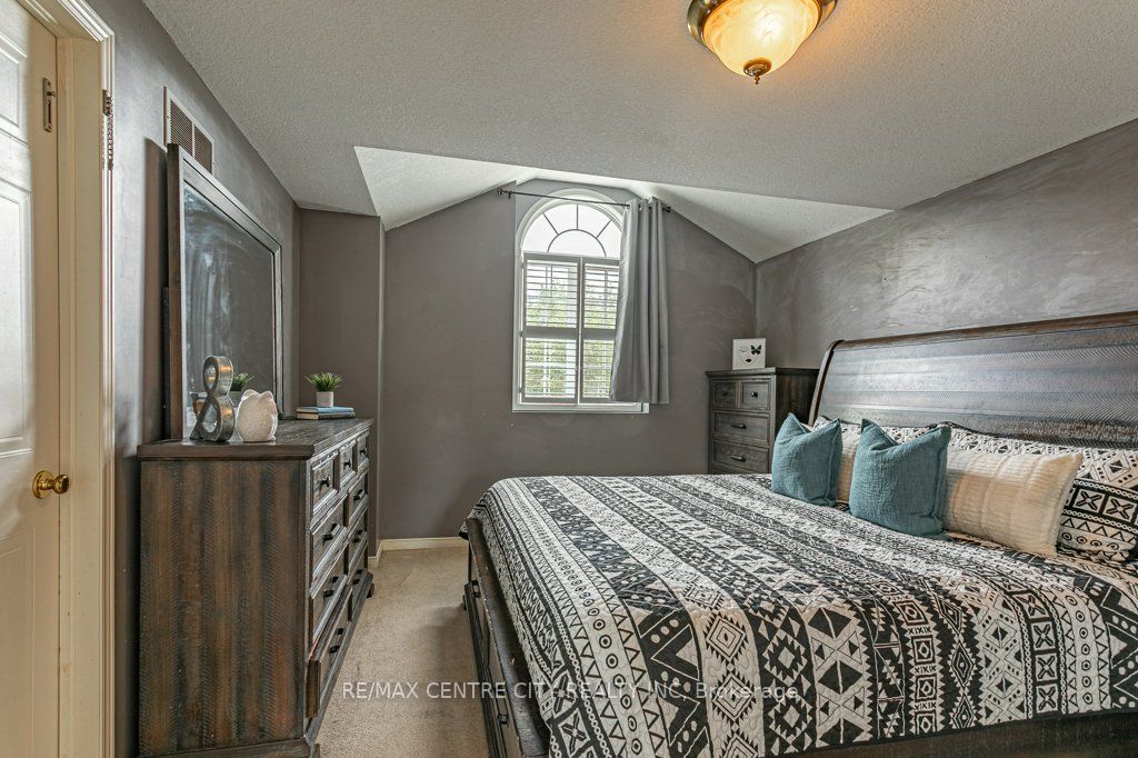 320 Rossmore Court Property Photo 20