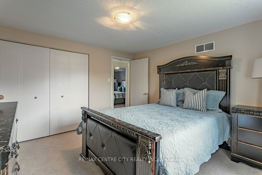 320 Rossmore Court Property Photo 23