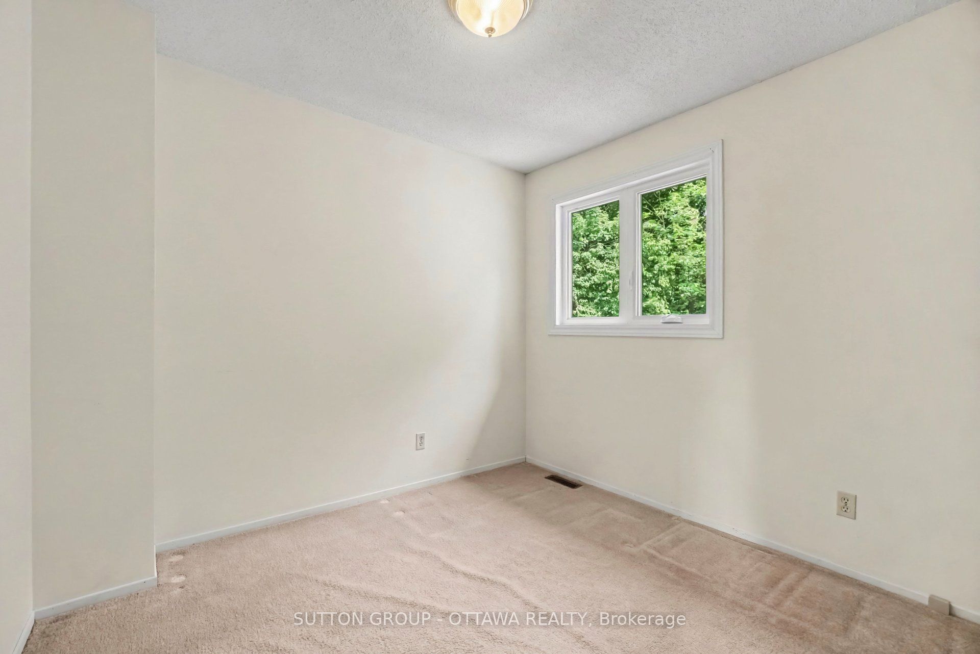 792 Harlequin Crescent Property Photo 32