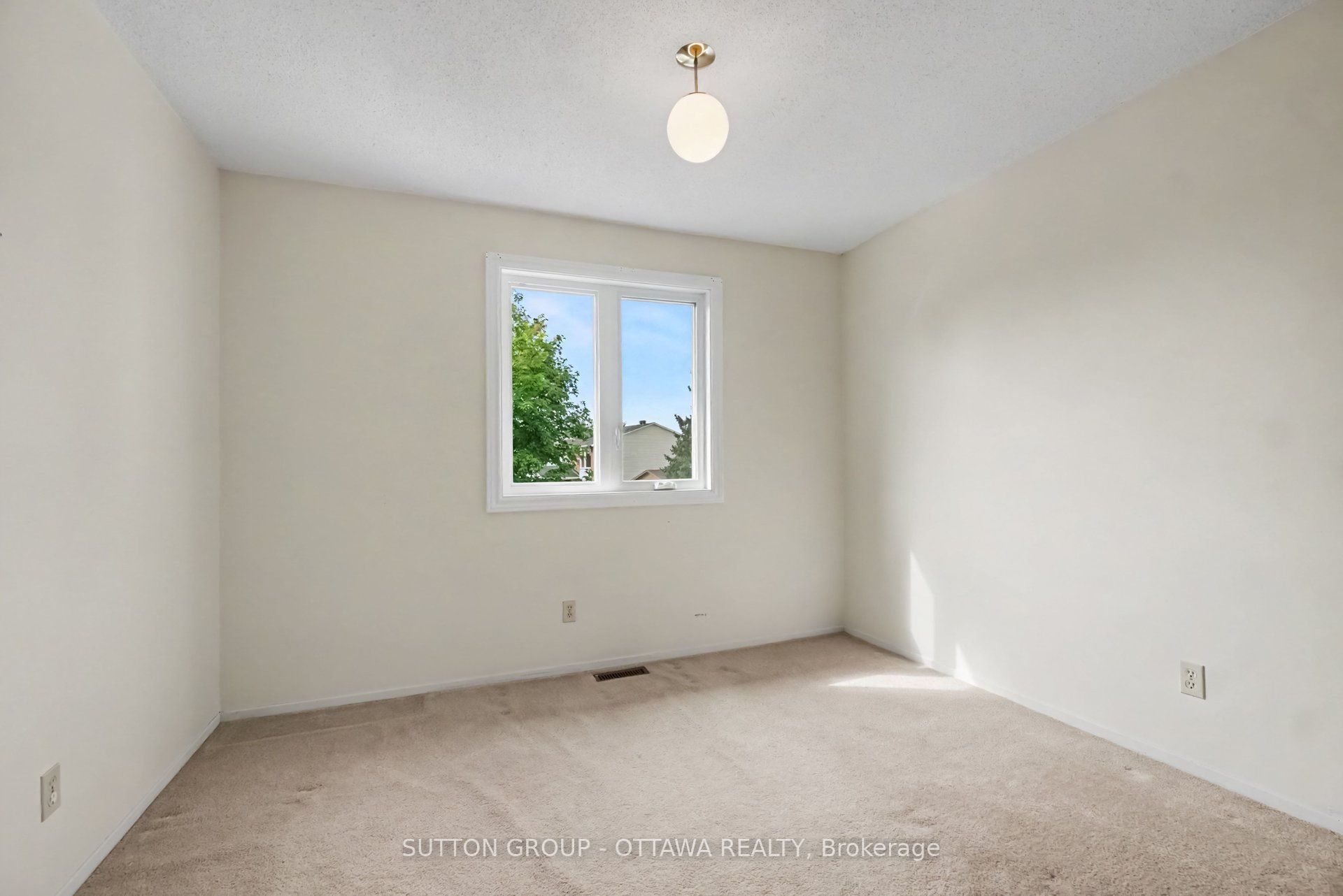 792 Harlequin Crescent Property Photo 35