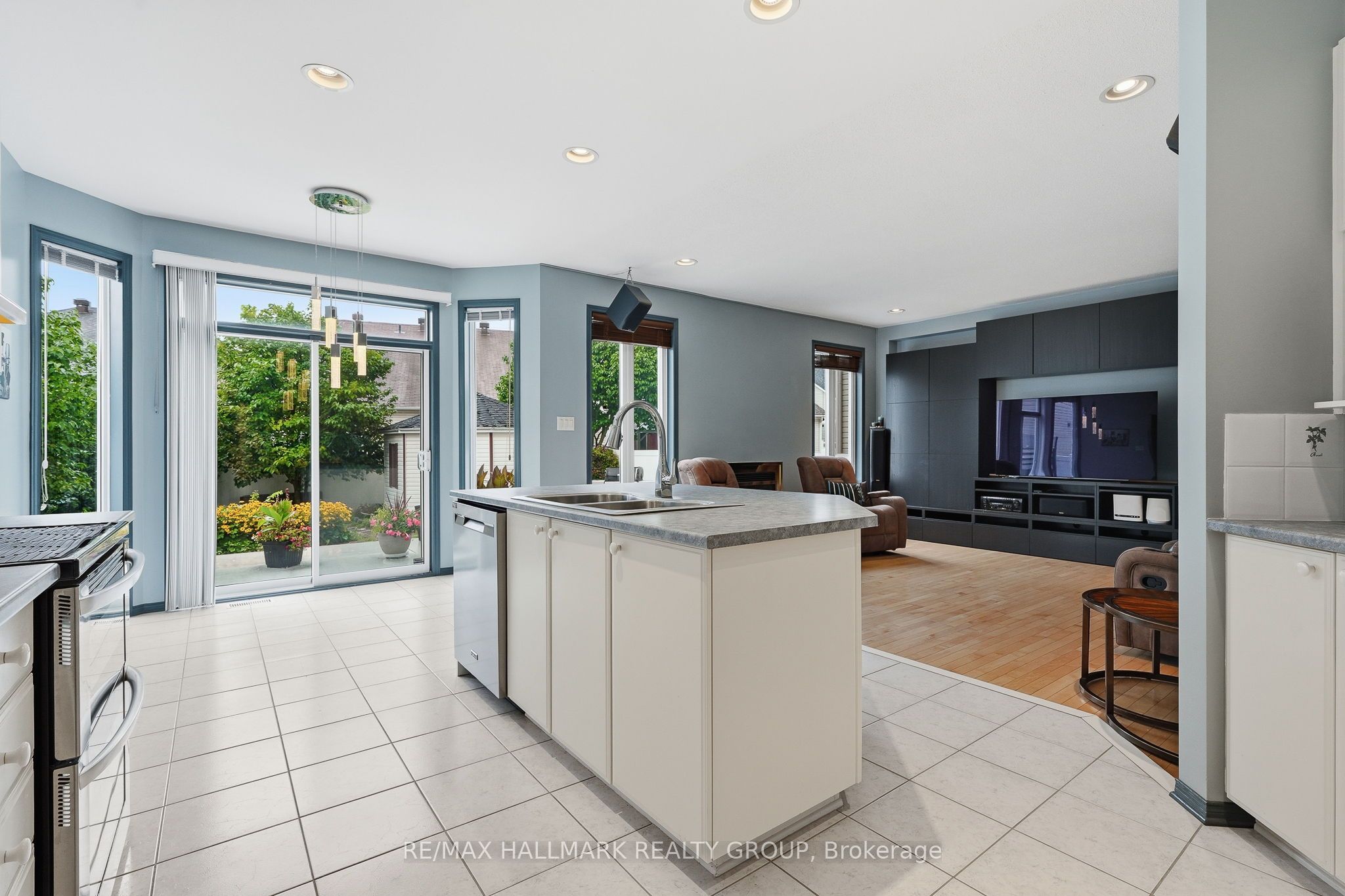 563 Evangeline Street Property Photo 14