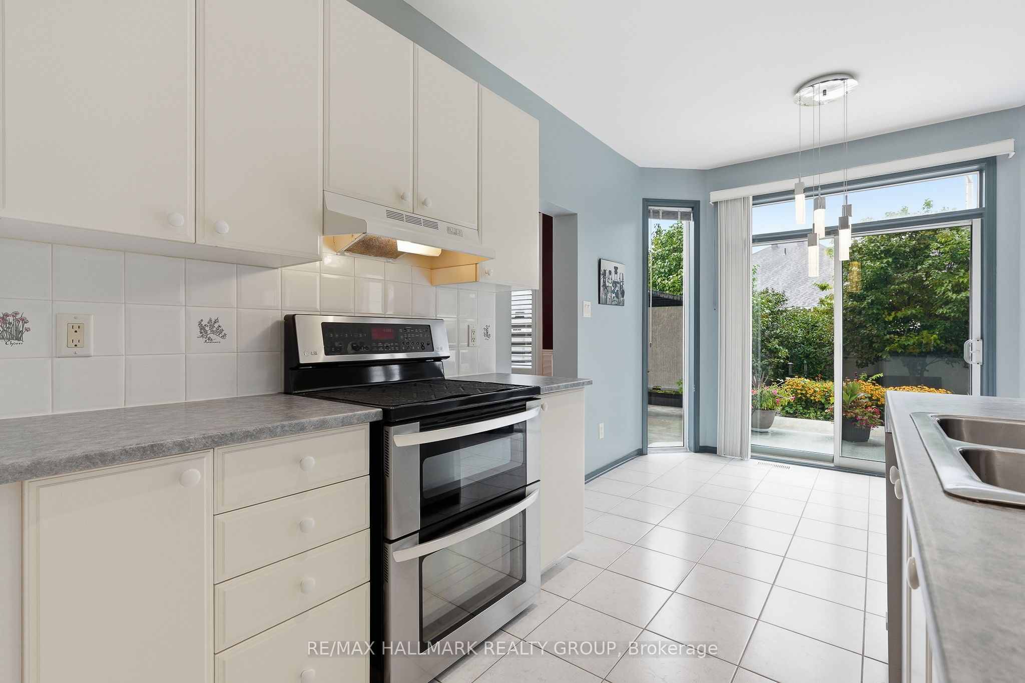 563 Evangeline Street Property Photo 15