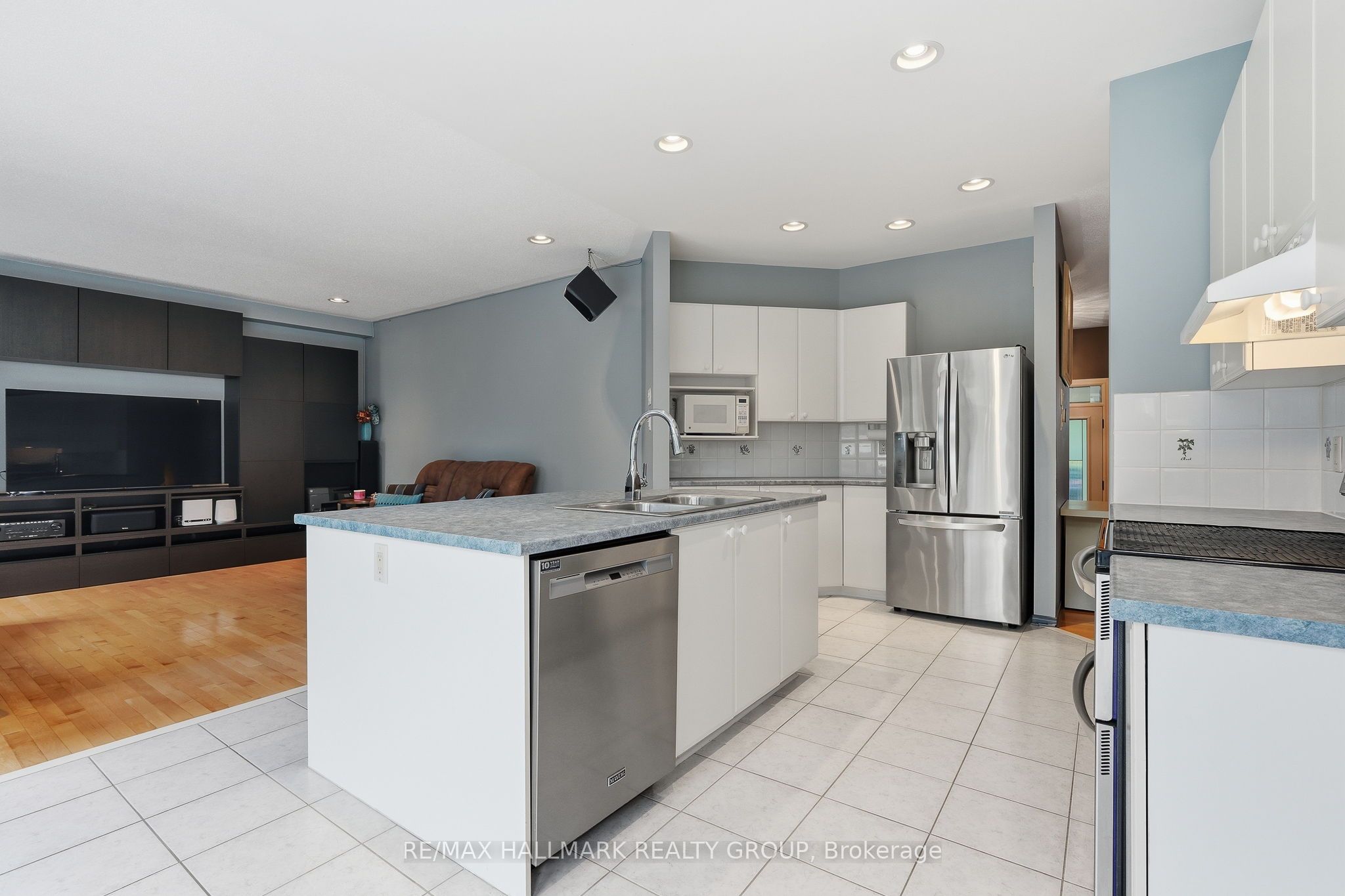 563 Evangeline Street Property Photo 18