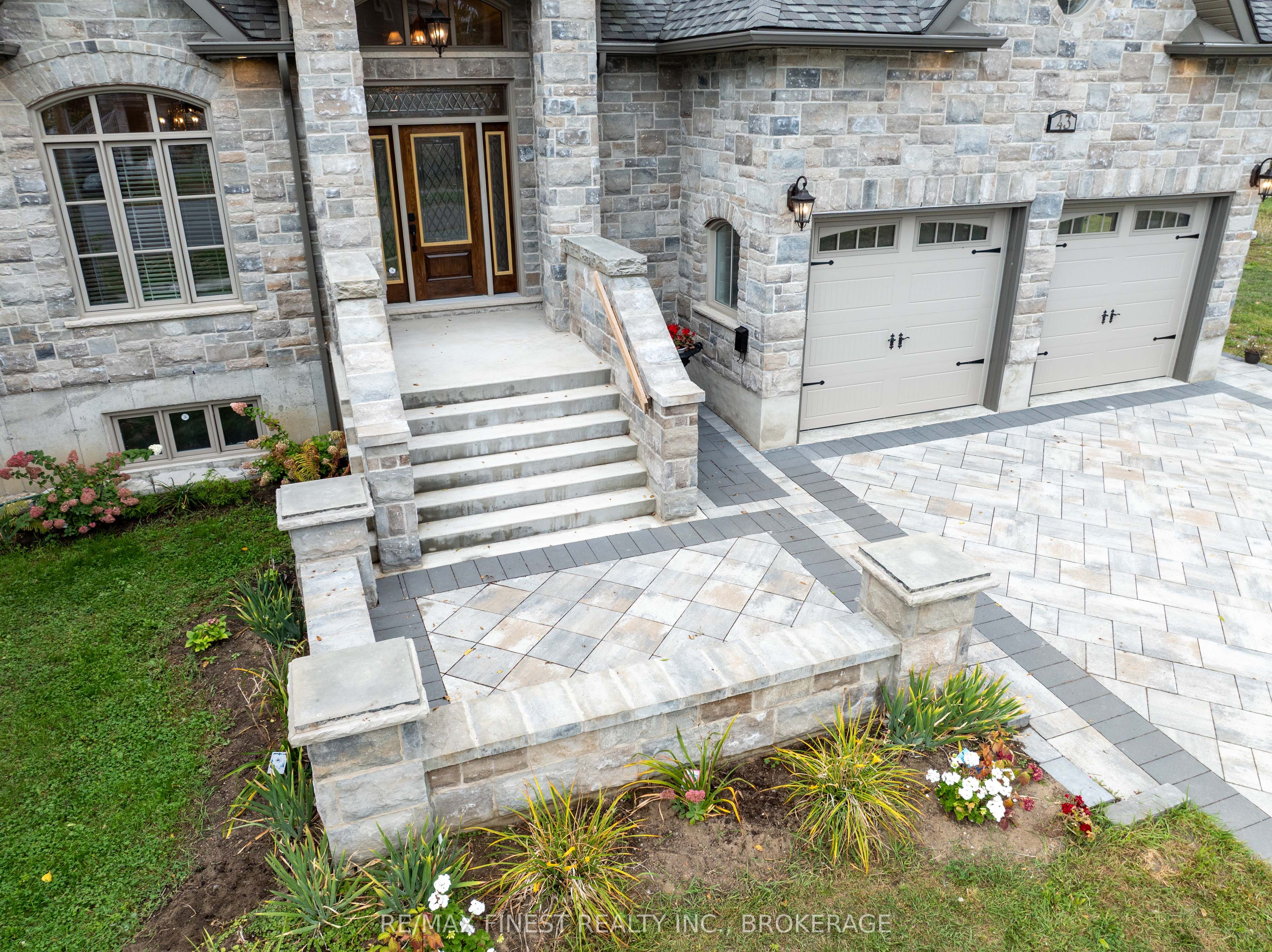 43 Crerar Boulevard Property Photo 2