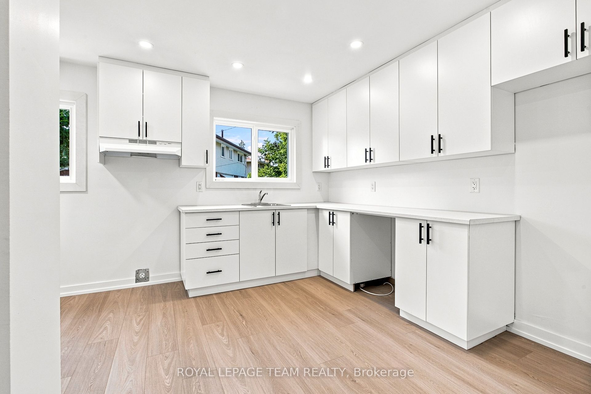 1001 Meadowlands Drive Property Photo 4
