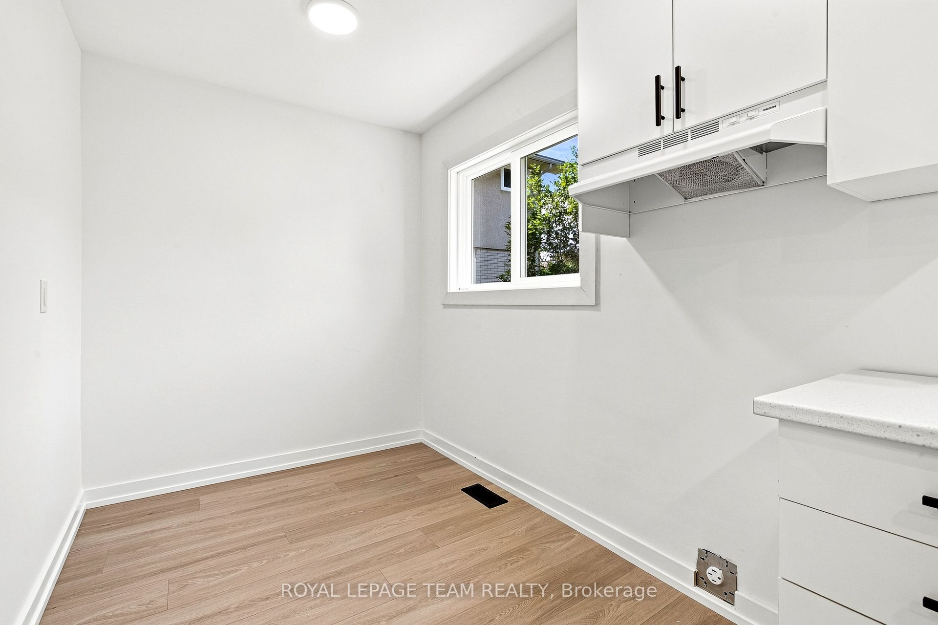 1001 Meadowlands Drive Property Photo 6