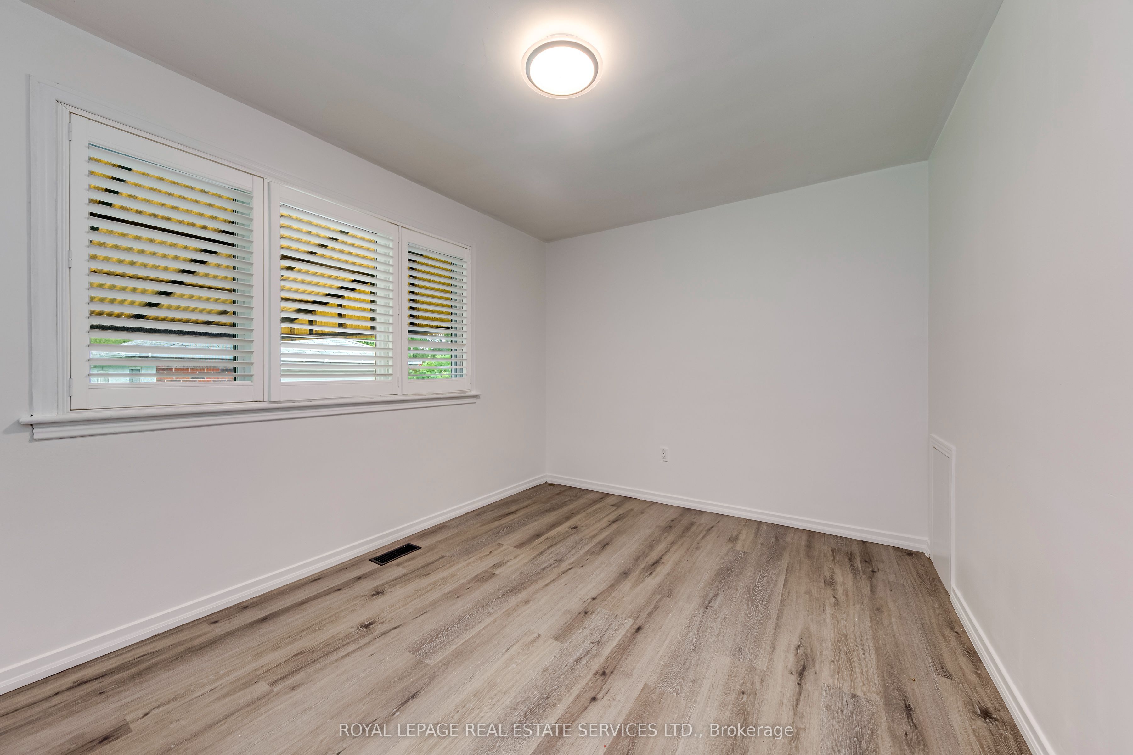 191 Nash Road N Property Photo 17