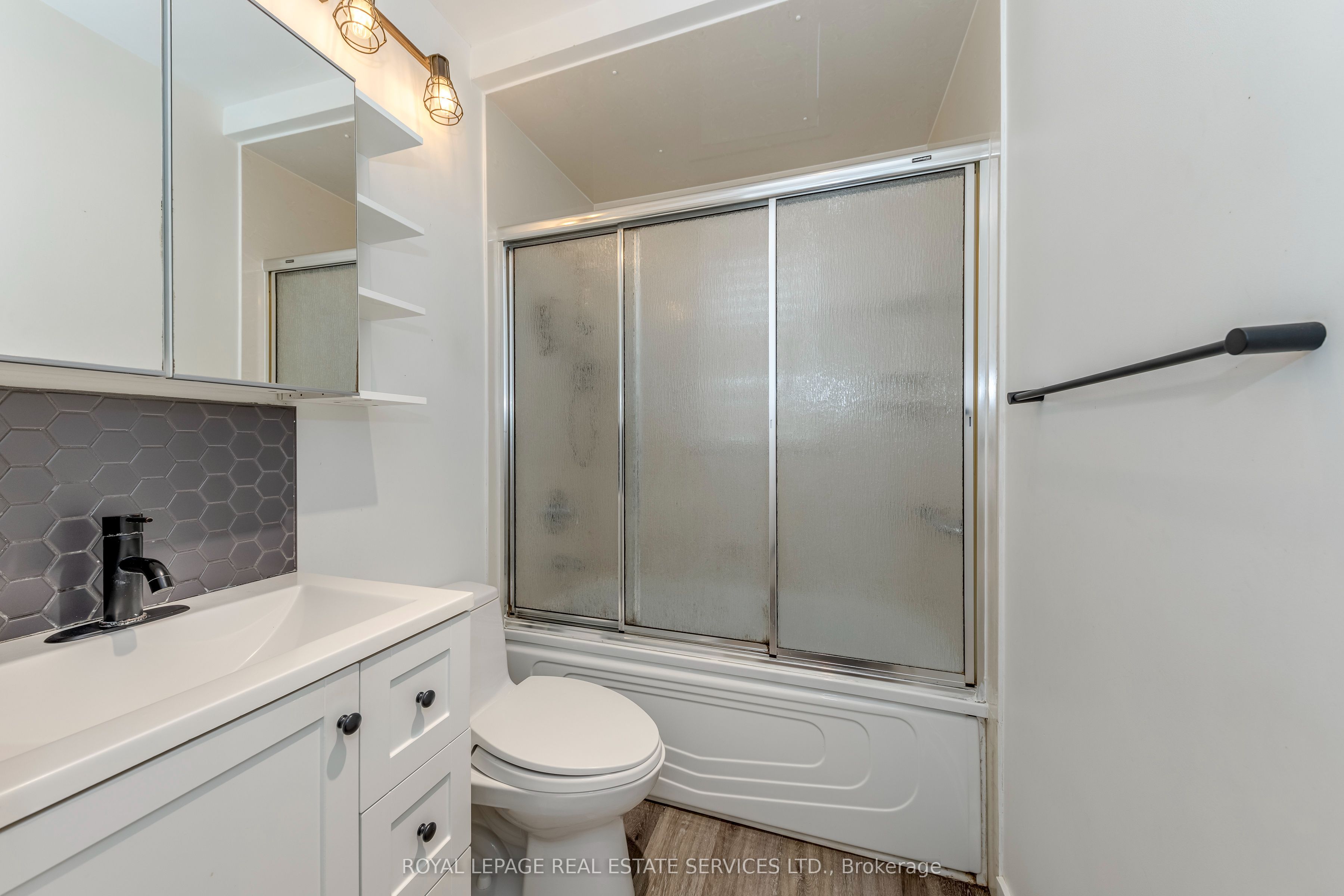 191 Nash Road N Property Photo 23