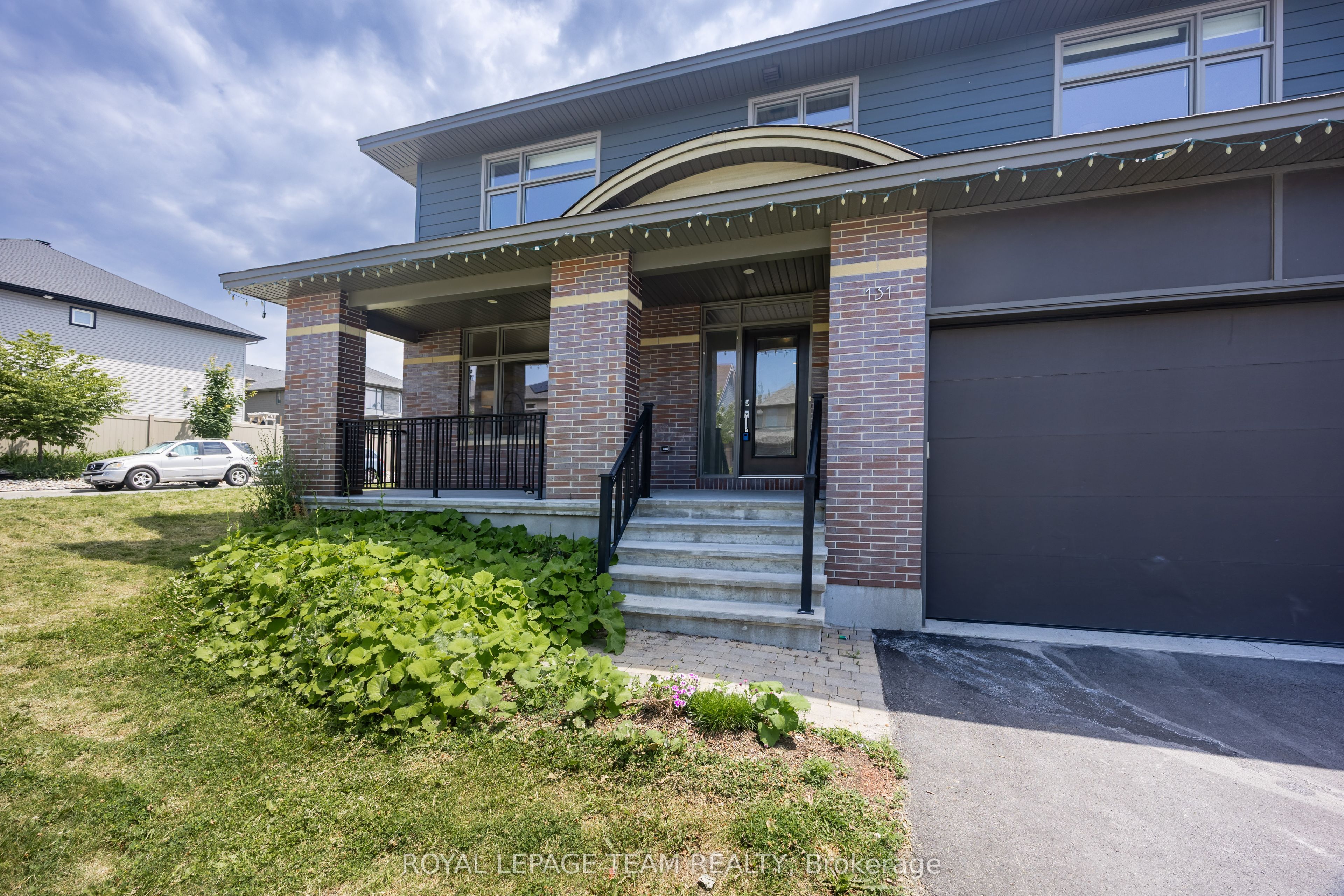 131 Escarpment Crescent Property Photo 2