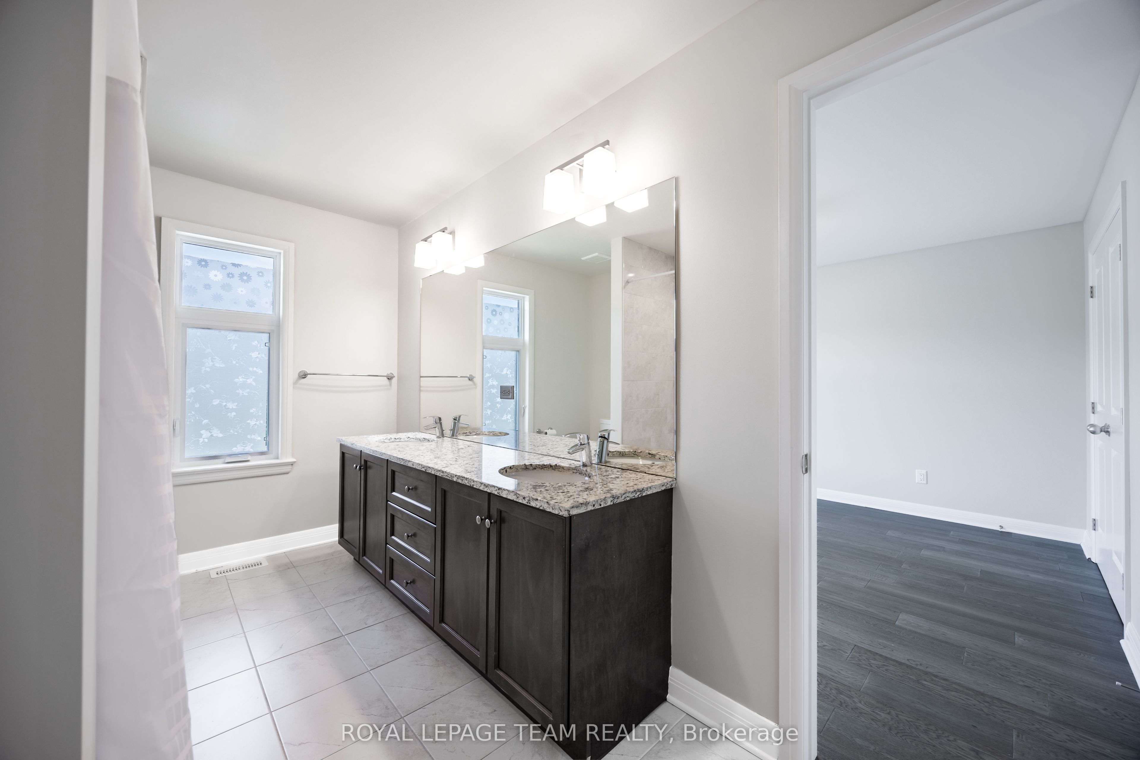 131 Escarpment Crescent Property Photo 32