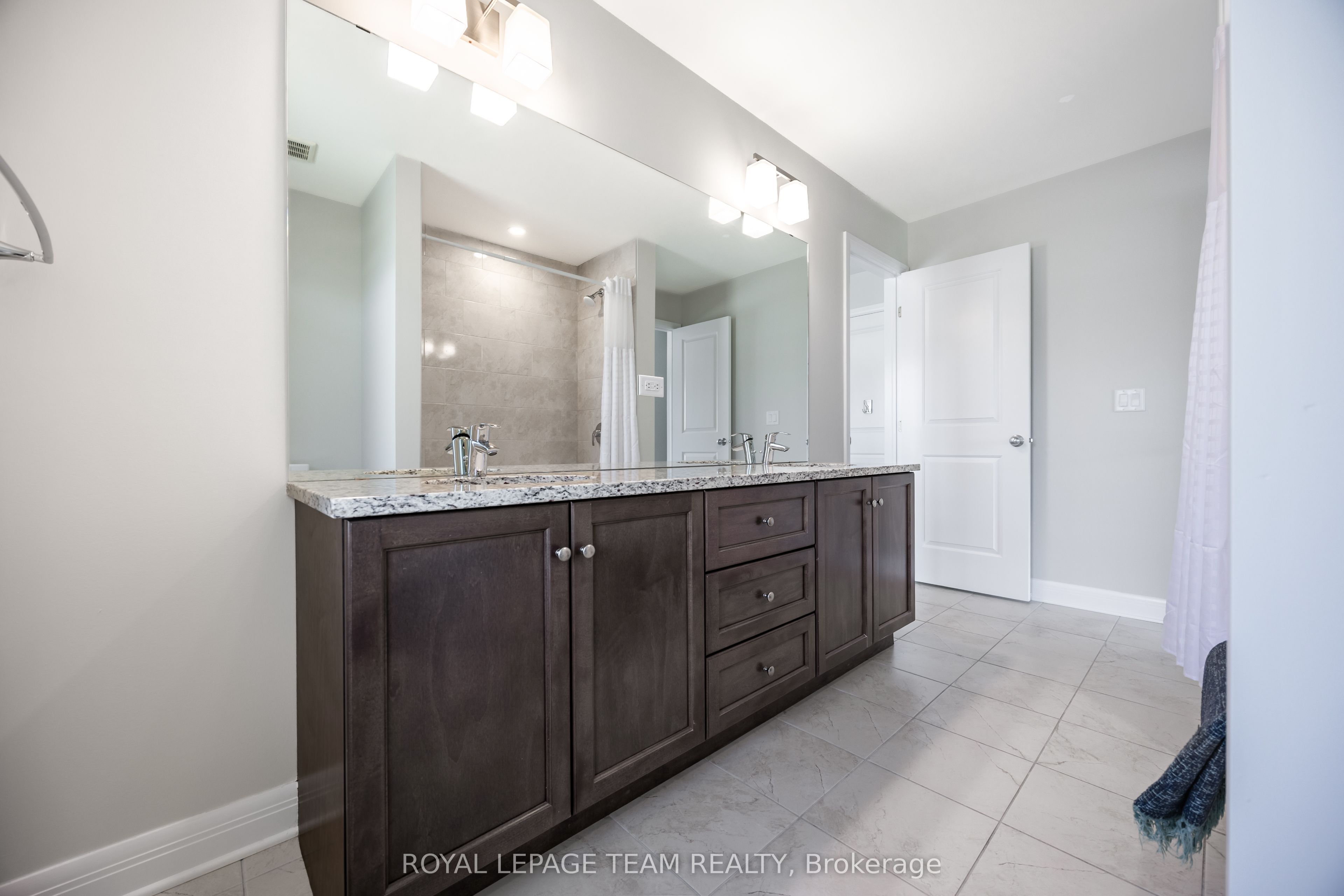 131 Escarpment Crescent Property Photo 33