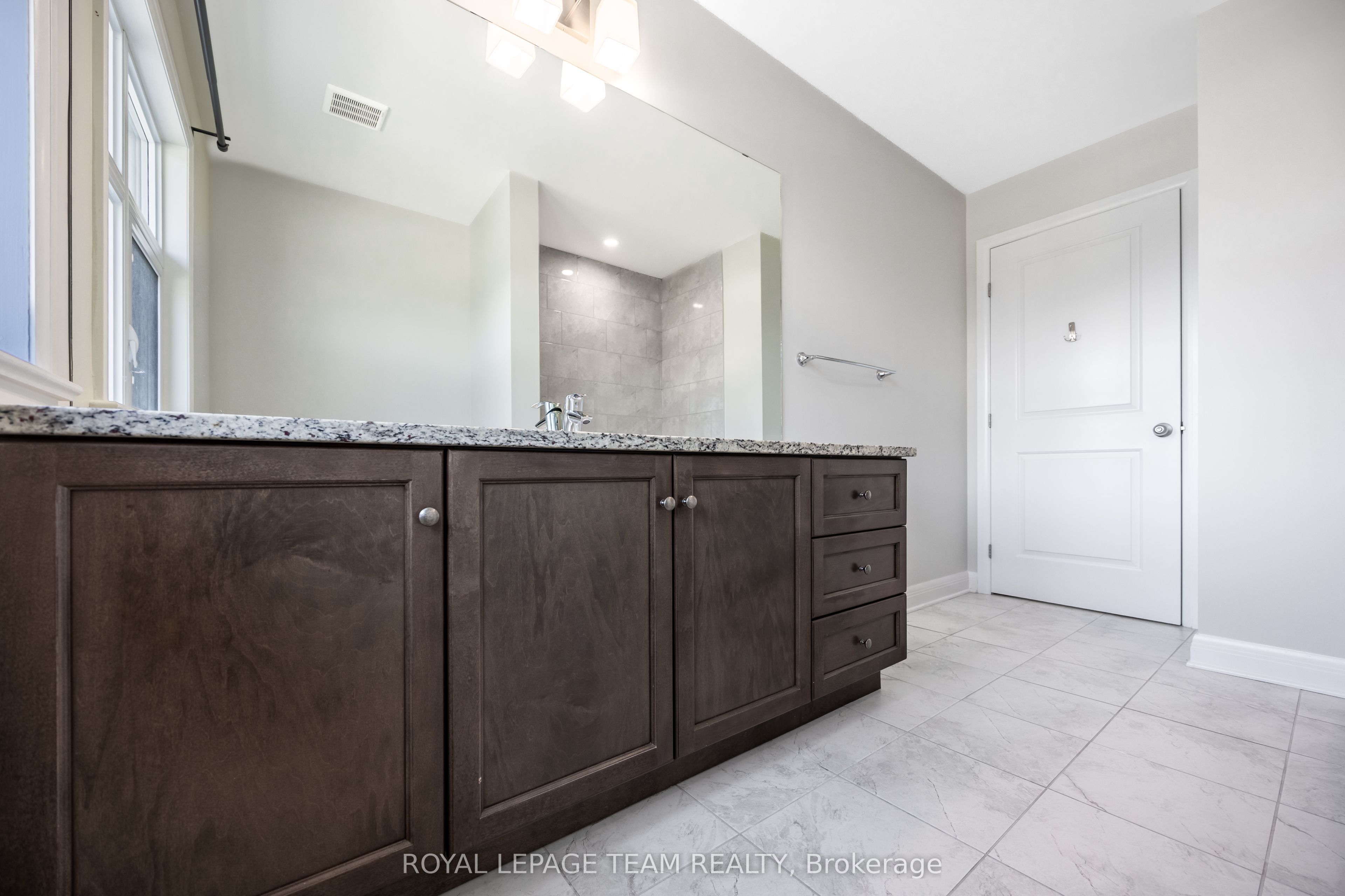 131 Escarpment Crescent Property Photo 40