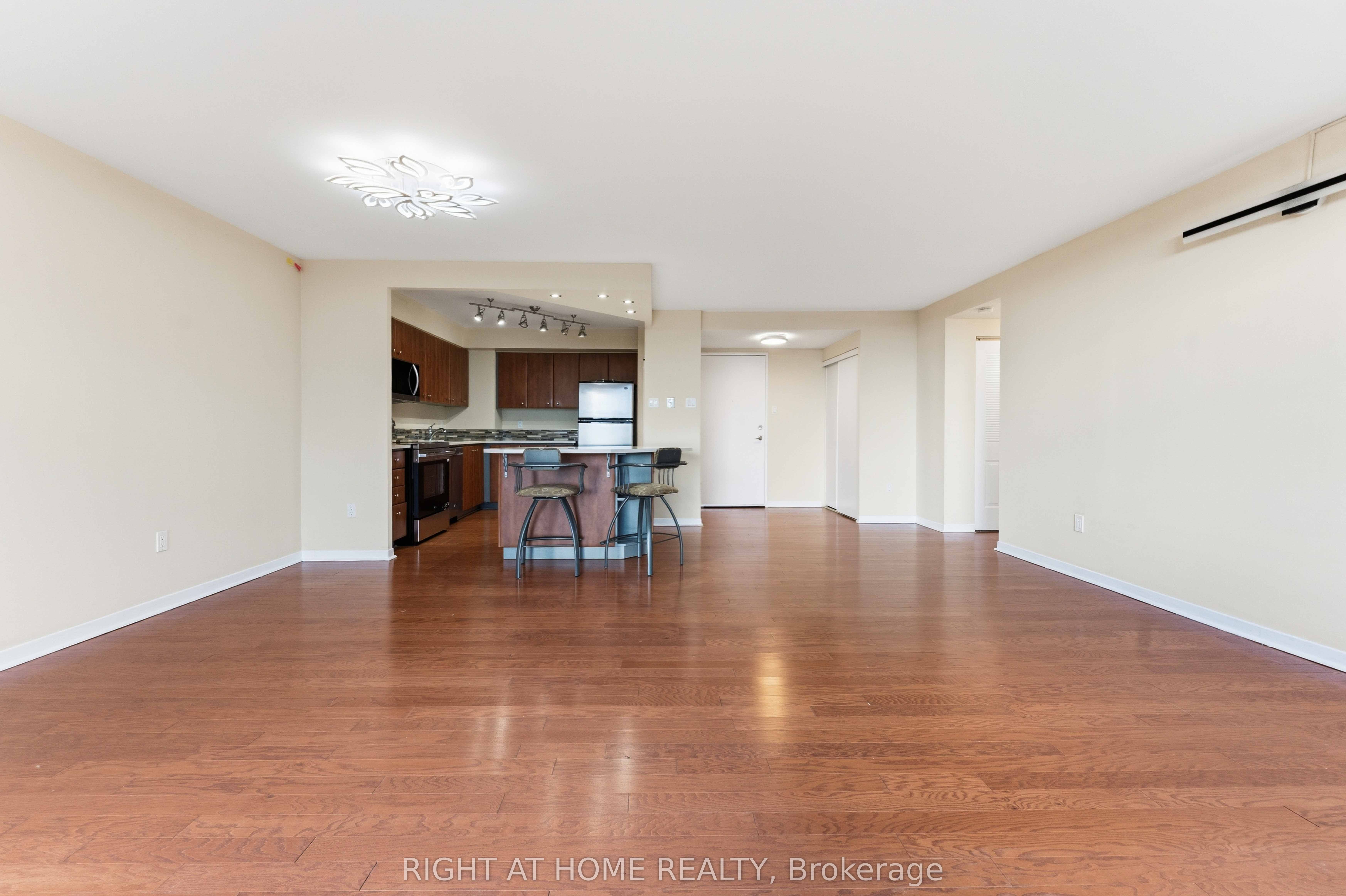 2759 Carousel Crescent 911 Property Photo 21