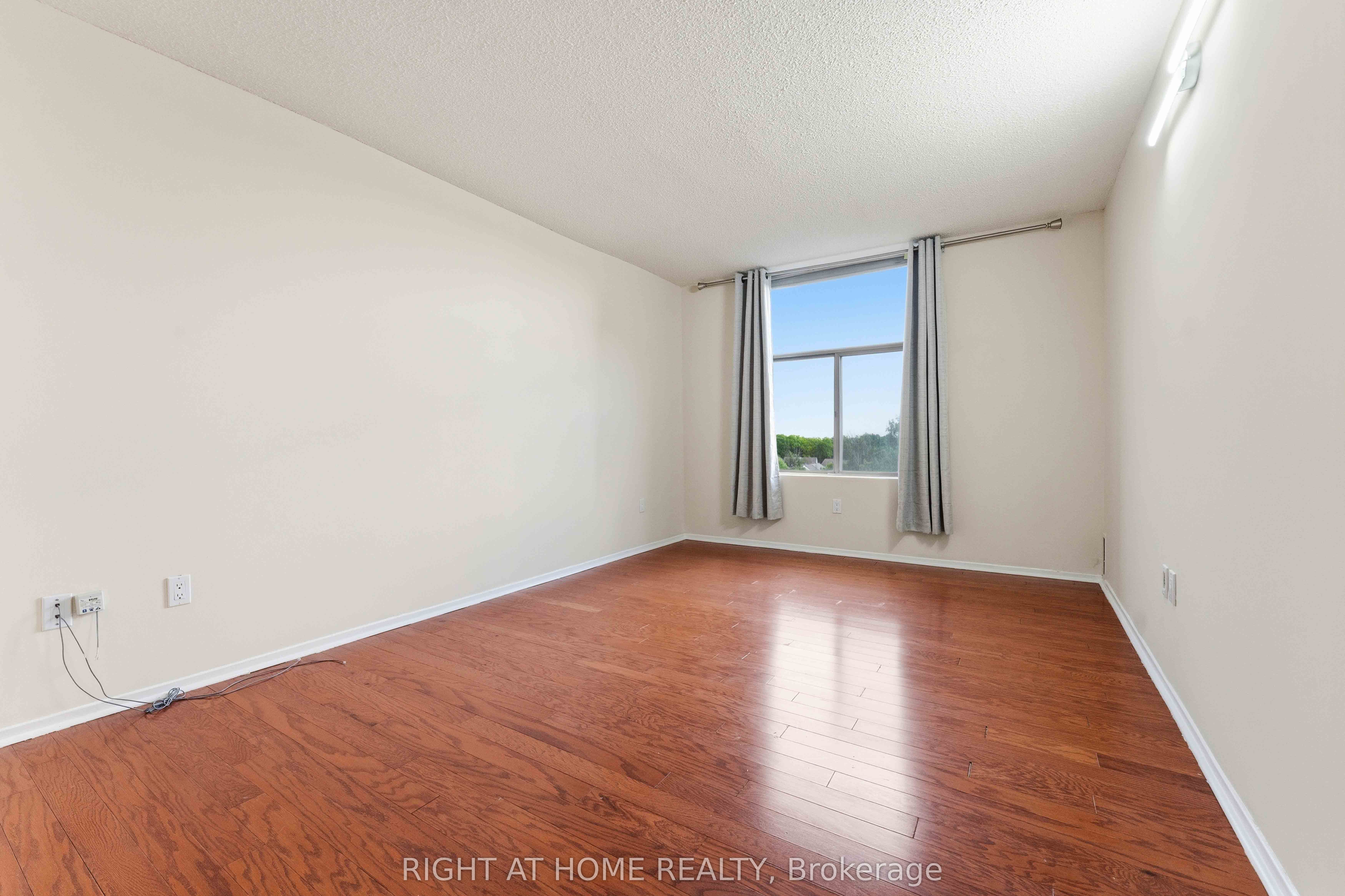 2759 Carousel Crescent 911 Property Photo 27