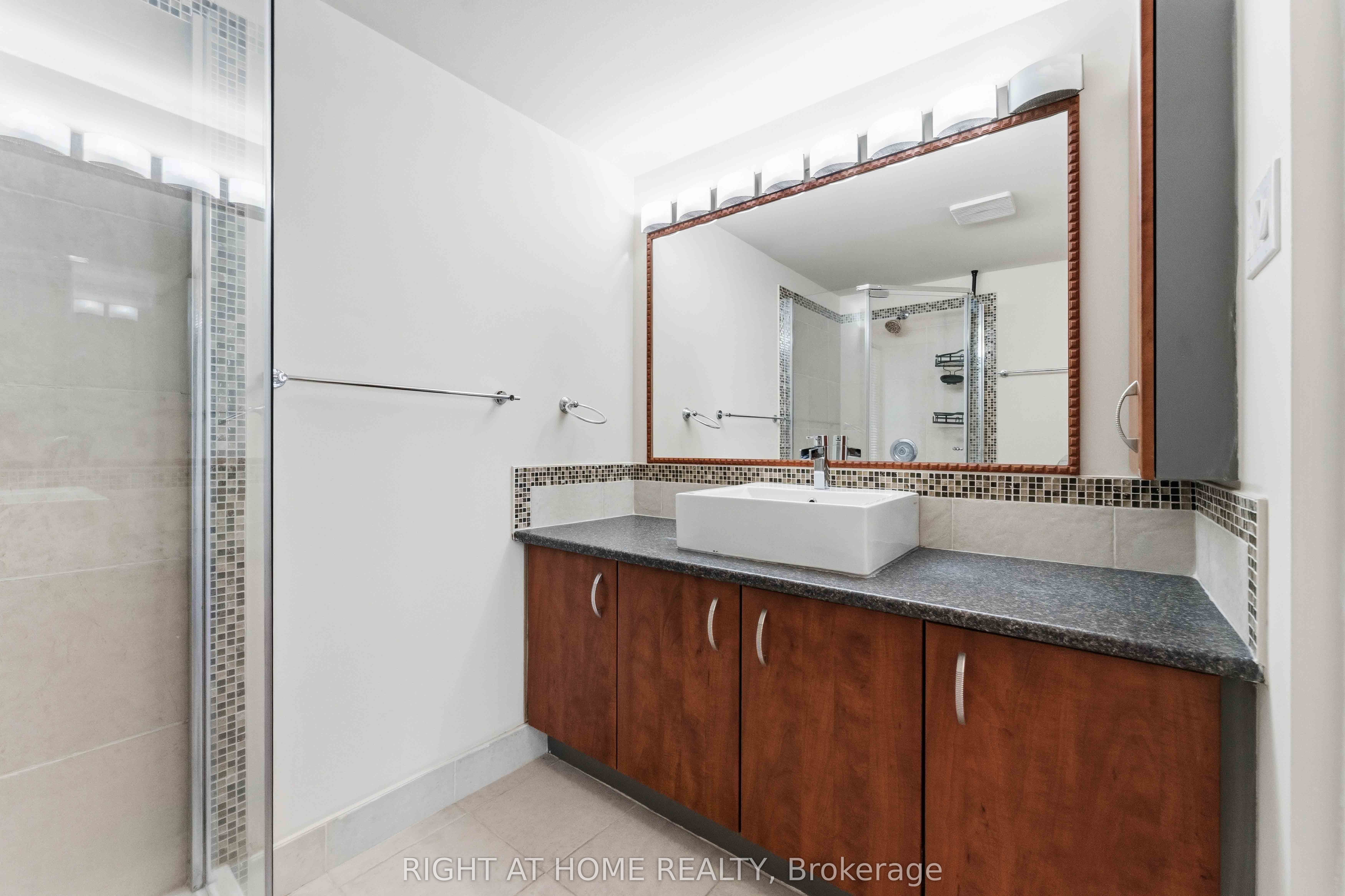 2759 Carousel Crescent 911 Property Photo 33