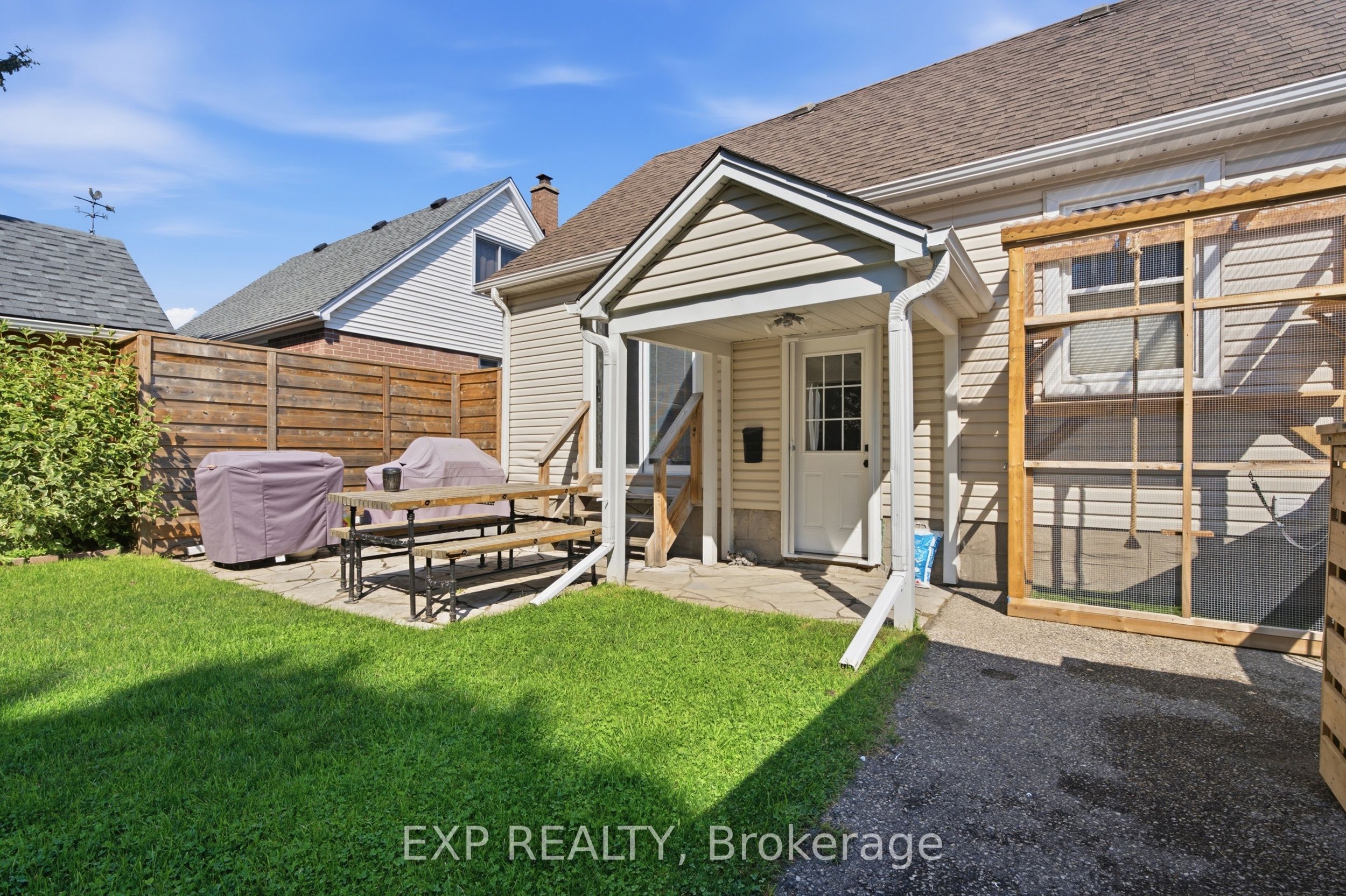 20 Hillview Street Property Photo 33