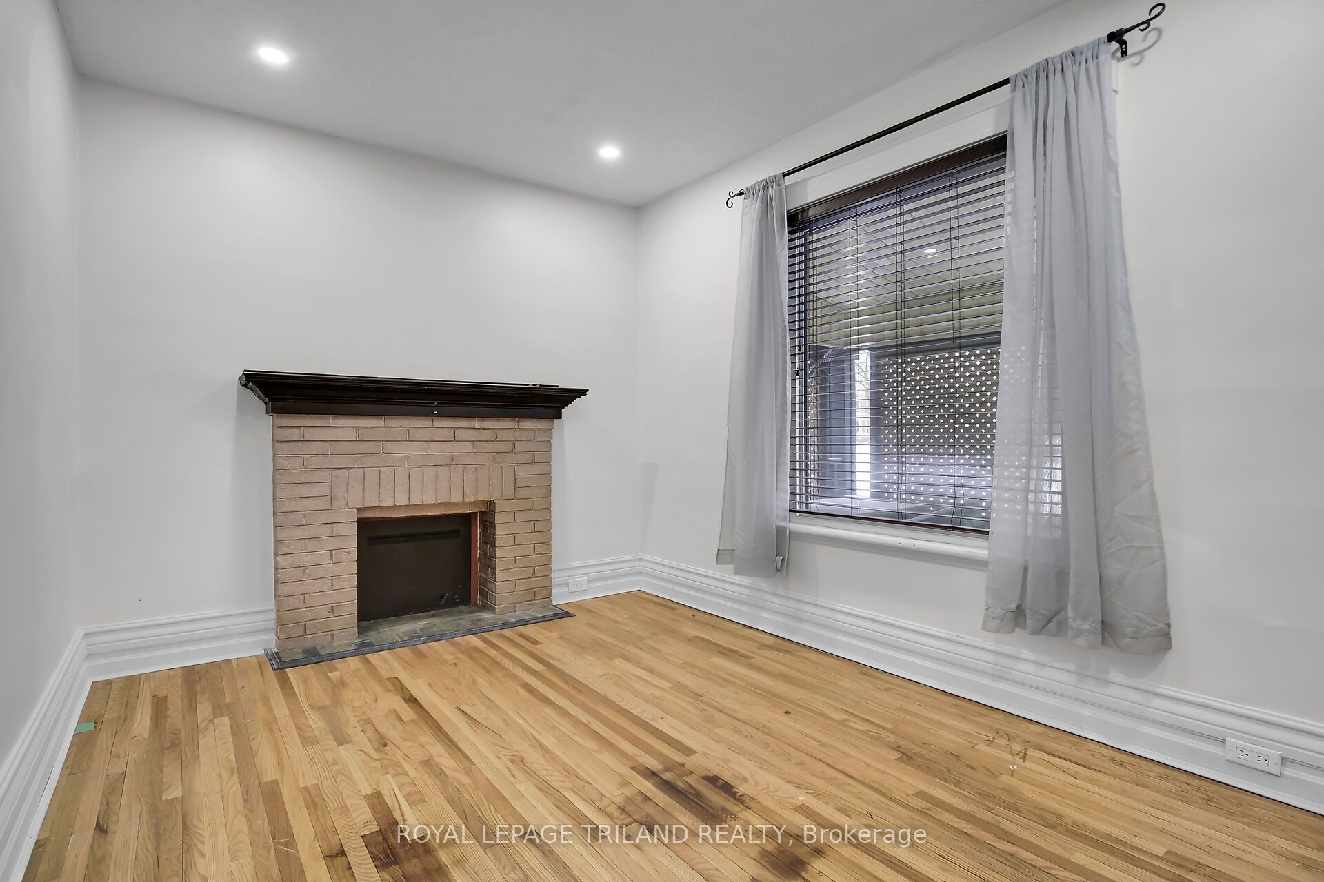 18 Wharncliffe Road S Property Photo 5