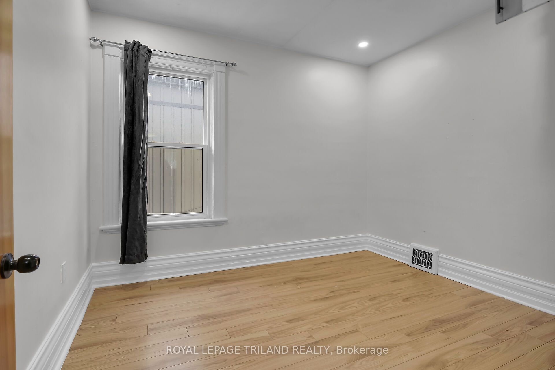 18 Wharncliffe Road S Property Photo 8