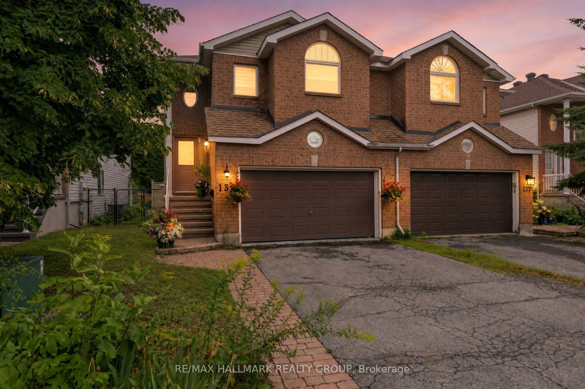 139 CASTLE GLEN Crescent Property Photo 1